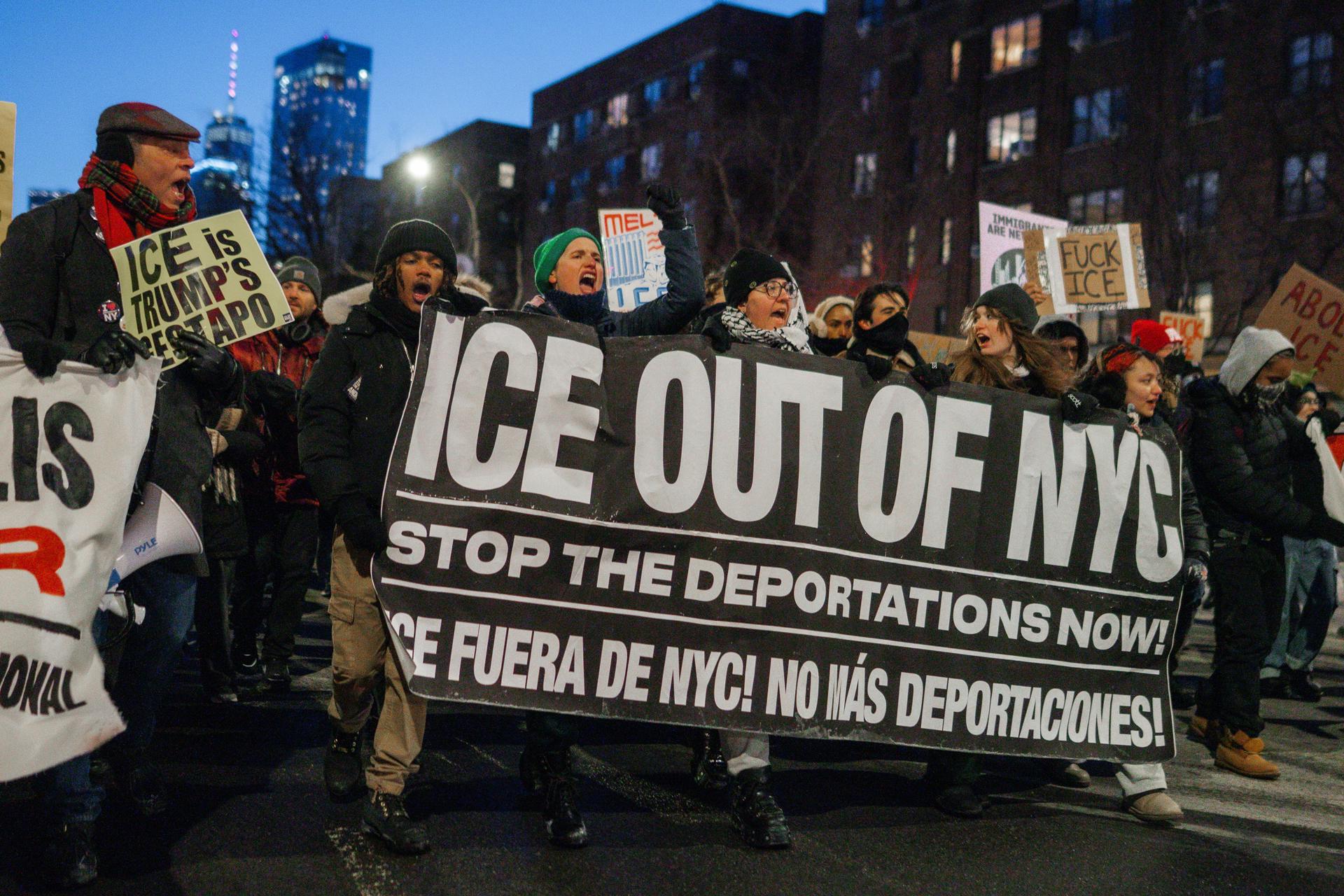 New York (United States), 31/01/2026.- Thousands of people take to the streets during a nationwide general strike and protest against immigration enforcement operations, in New York, New York, USA, 30 January 2026. The protest comes after a federal agents fatally shot US citizens Renee Nicole Good and Alex Pretti during immigration enforcement operations in Minneapolis. (Protestas, Nueva York) EFE/EPA/Olga Fedorova
