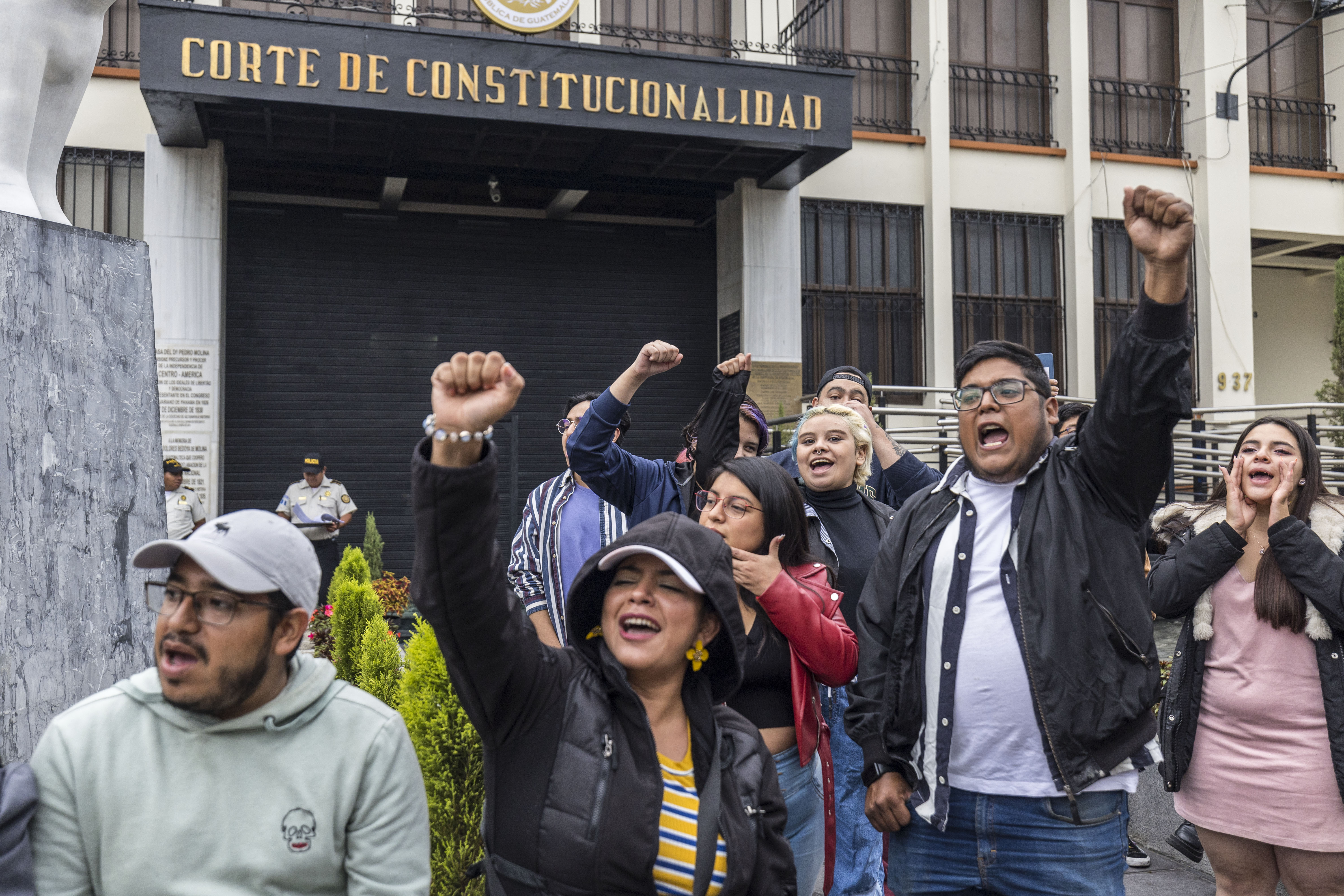 AME392. CIUDAD DE GUATEMALA (GUATEMALA), 01/07/2023.- Decenas de personas de organizaciones sociales protestan frente a la Corte de Constitucionalidad de Guatemala para exigir que no se suspendan las elecciones y se continúe a la segunda vuelta que elegirá presidente entre Bernardo Arévalo y Sandra Torres, hoy, en Ciudad de Guatemala (Guatemala). El máximo tribunal de Guatemala, la Corte de Constitucionalidad, anunció este sábado que revisará dos recursos legales contra los resultados de las elecciones celebradas el pasado domingo, mientras diversos sectores han expresado su inconformidad al respecto. EFE/ Esteban Biba