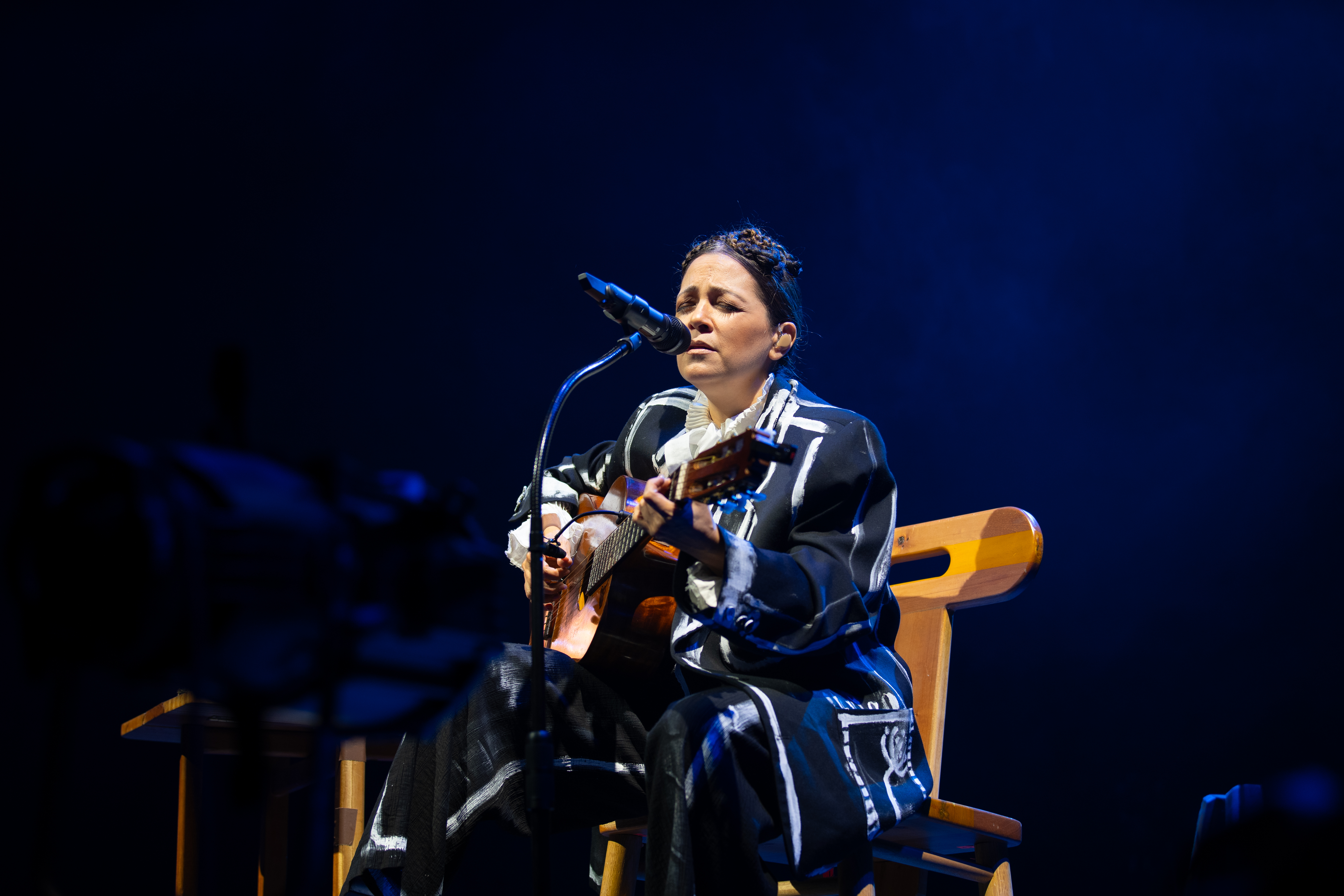 Natalia Lafourcade y su guitarra pusieron a cantar a Bogotá