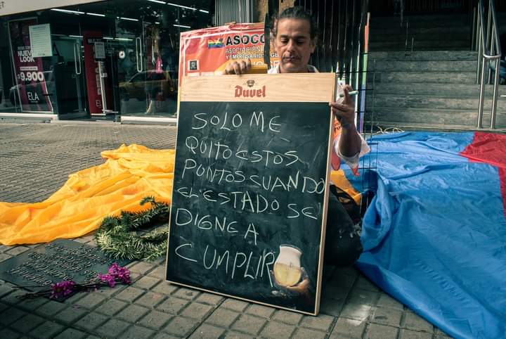 "El tiempo corre en contra de la vida de Jhon. Es momento de que el Gobierno Nacional demuestre cuánto le importa la vida y no permita que el artista muera a causa de un mal gobierno que no escucha ni atiende las necesidades del pueblo colombiano", expresaron los colectivos que acompañan la causa en un comunicado.