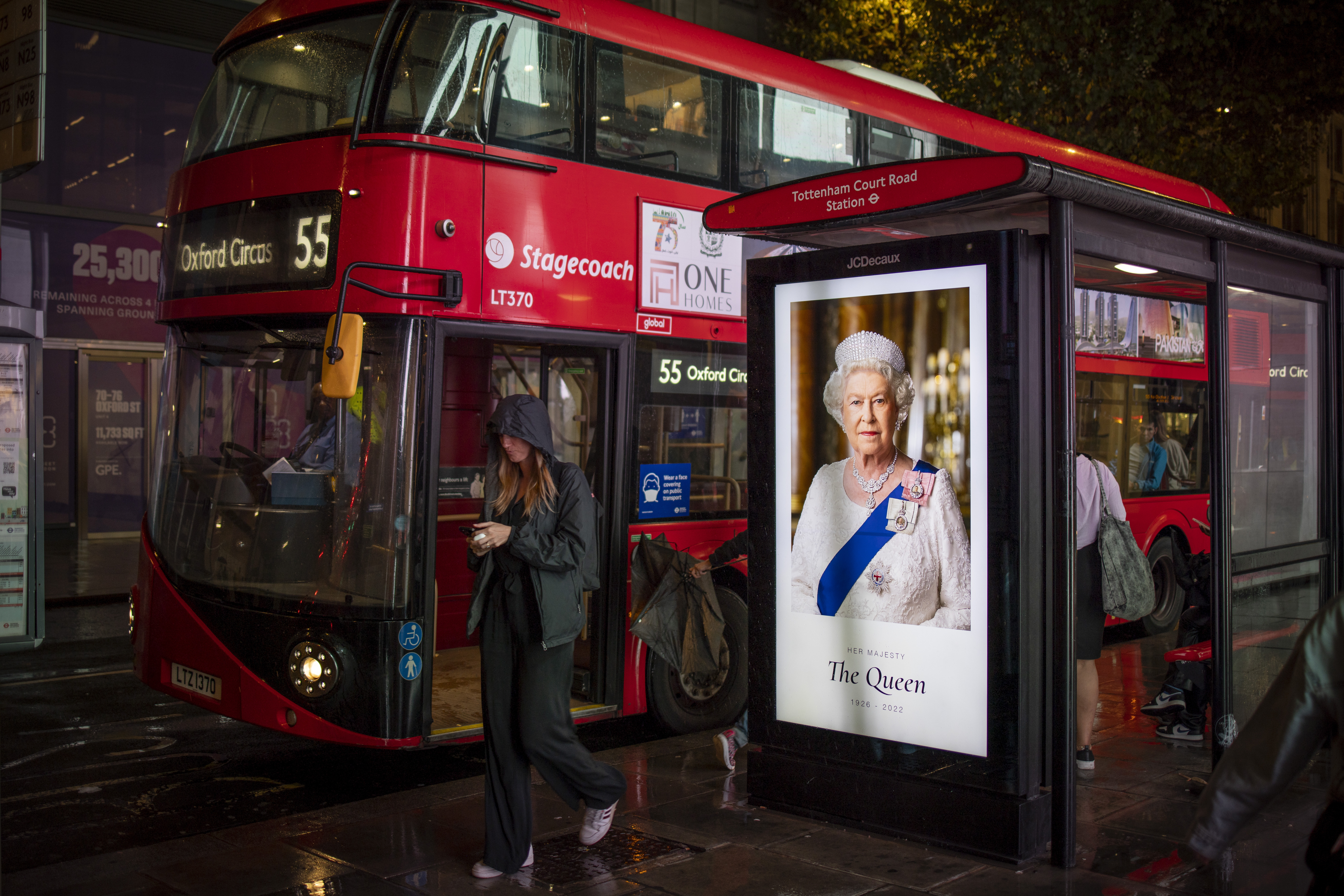 London (United Kingdom), 08/09/2022.- A poster at a bus stop commemorating Britain's Queen Elizabeth II in Tottenham Court Road, London, Britain, 08 September 2022. According to a statement issued by Buckingham Palace on 08 September 2022, Britain's Queen Elizabeth II has died at her Scottish estate, Balmoral Castle, on 08 September 2022. The 96-year-old Queen was the longest-reigning monarch in British history. (Reino Unido, Londres) EFE/EPA/TOLGA AKMEN