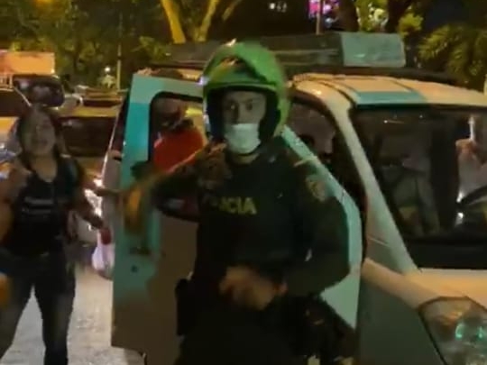 Denuncian que policía disparó a jóvenes en manifestación pacífica en Cali