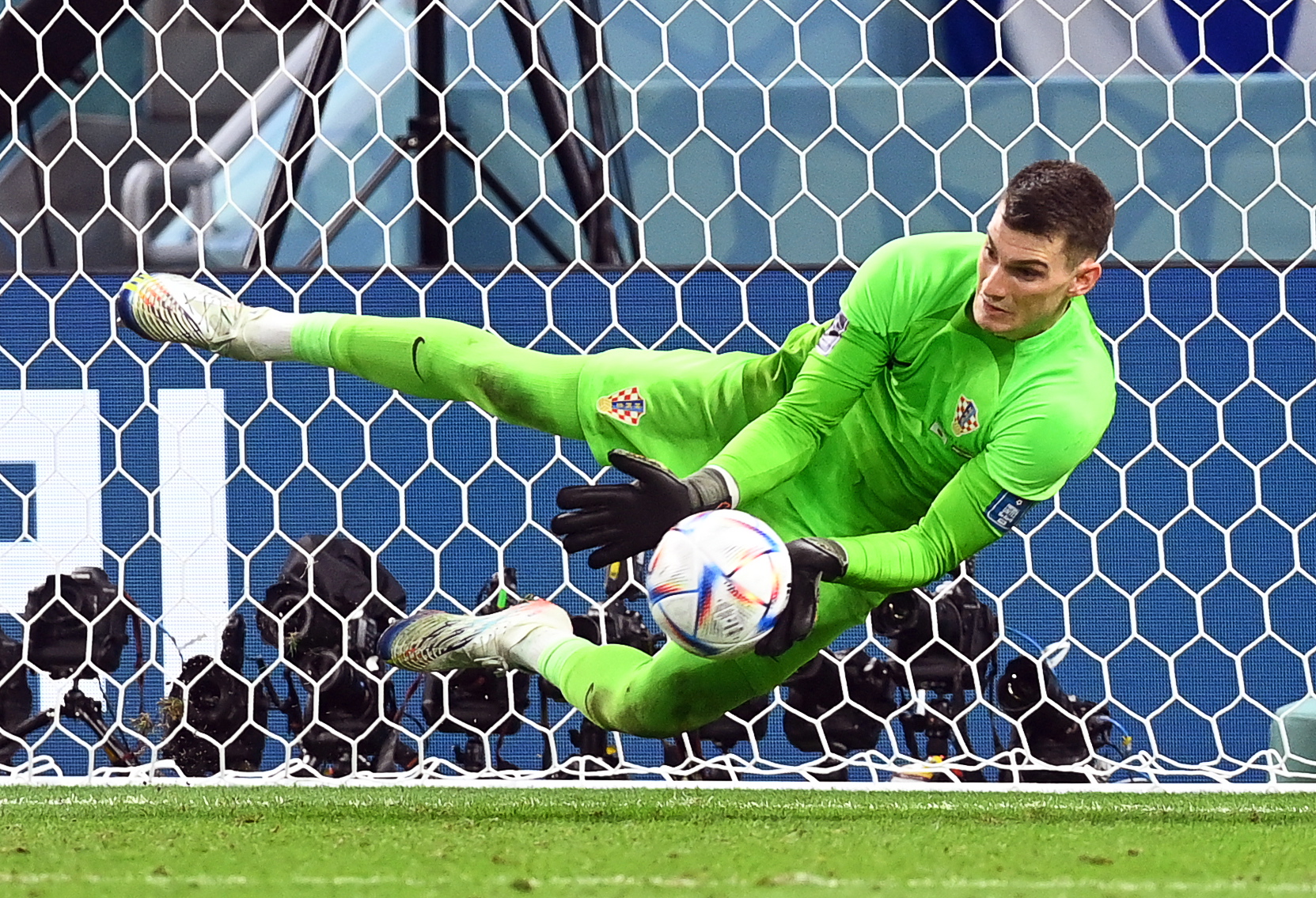 Al Wakrah (Qatar), 05/12/2022.- Croatia's goalkeeper Dominik Livakovic saves the penalty from Takumi Minamino of Japan during the penalty shoot-out of the FIFA World Cup 2022 round of 16 soccer match between Japan and Croatia at Al Janoub Stadium in Al Wakrah, Qatar, 05 December 2022. (Mundial de Fútbol, Croacia, Japón, Catar) EFE/EPA/Neil Hall