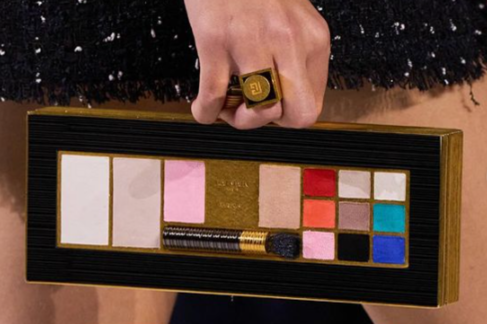 El bolso paleta de sombras es uno de los bolsos más destacados en La Semana de la Moda en París, por su originalidad