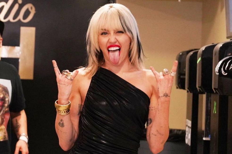 Miley Cyrus recibe 2023 con un nuevo sencillo titulado “Flowers”