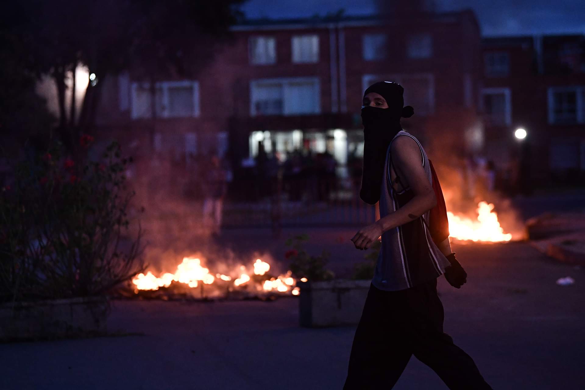Esta jornada de protestas y disturbios se da al día siguiente de cumplirse dos meses de continuas manifestaciones en la capital.