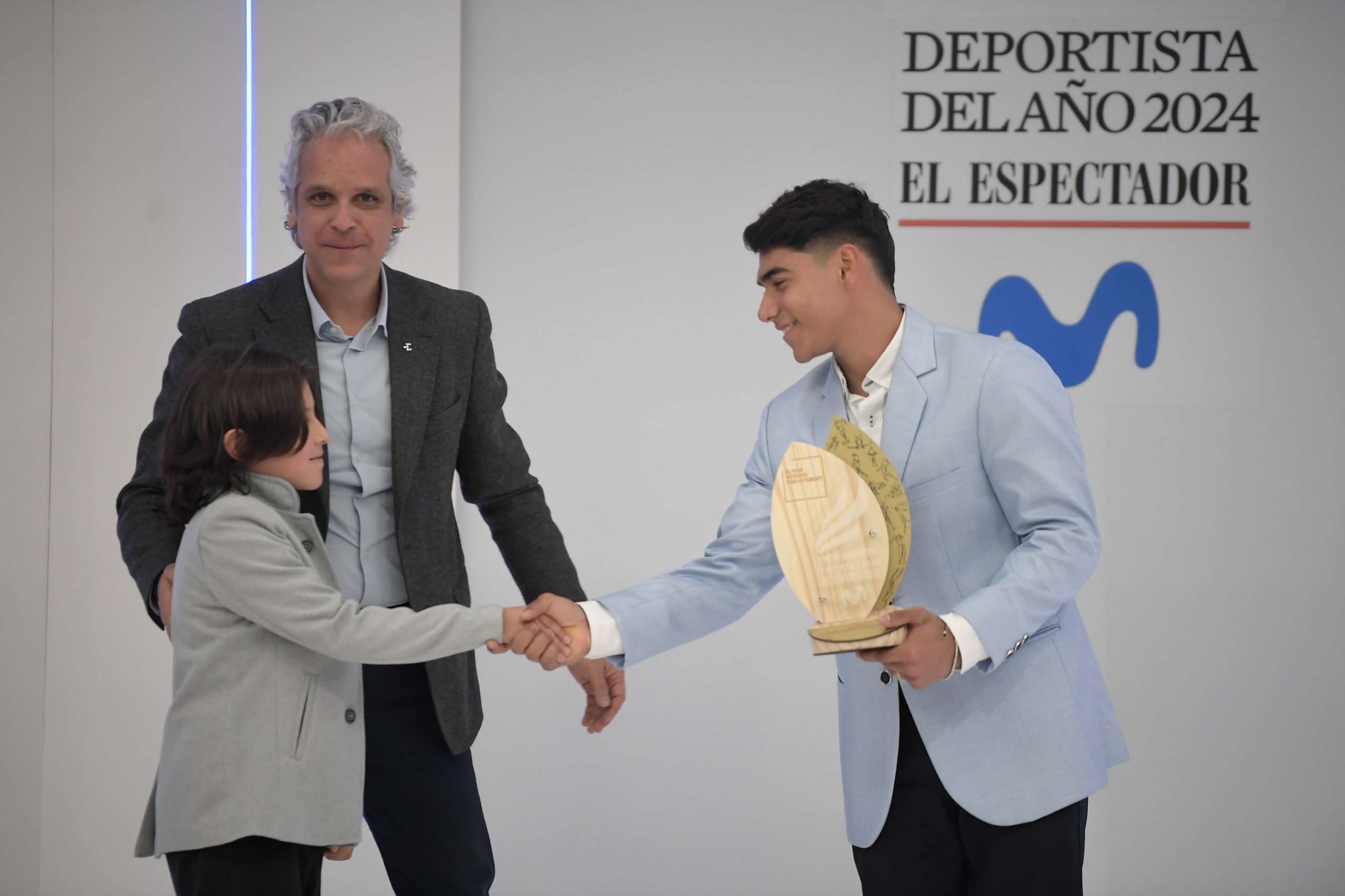 El gimnasta Ángel Barajas recibió el premio al deportista más votado por Colombia.