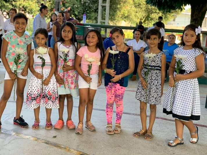 Las niñas lideran un noticiero.