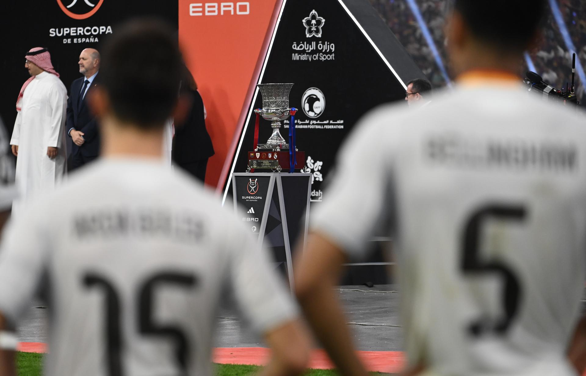 Jeddah (Saudi Arabia), 11/01/2026.- The Spanish Super Cup trophy on display after the Spanish Super Cup final soccer match between Barcelona and Real Madrid in Jeddah, Saudi Arabia, 11 January 2026. (Arabia Saudita) EFE/EPA/STRINGER