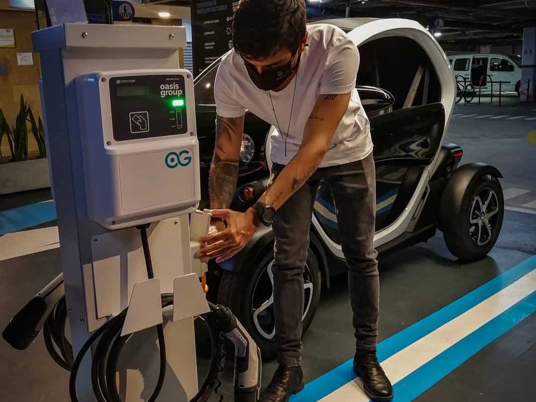 Crearon empresa con biciparqueaderos y estaciones de carga eléctrica para carros