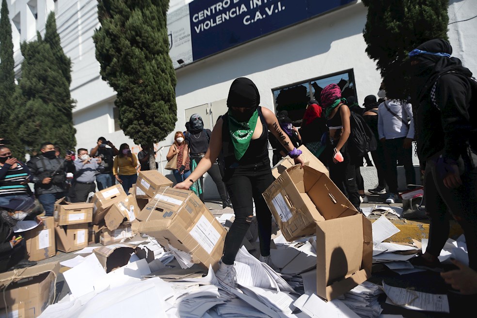 En la sede de la Fiscalía sacaron documentos que estaban archivados en cajas de cartón, las cuales quemaron sin los papeles dentro y acusaron a la institución de haber archivado numerosas carpetas de investigación sobre feminicidios y violencia machista.