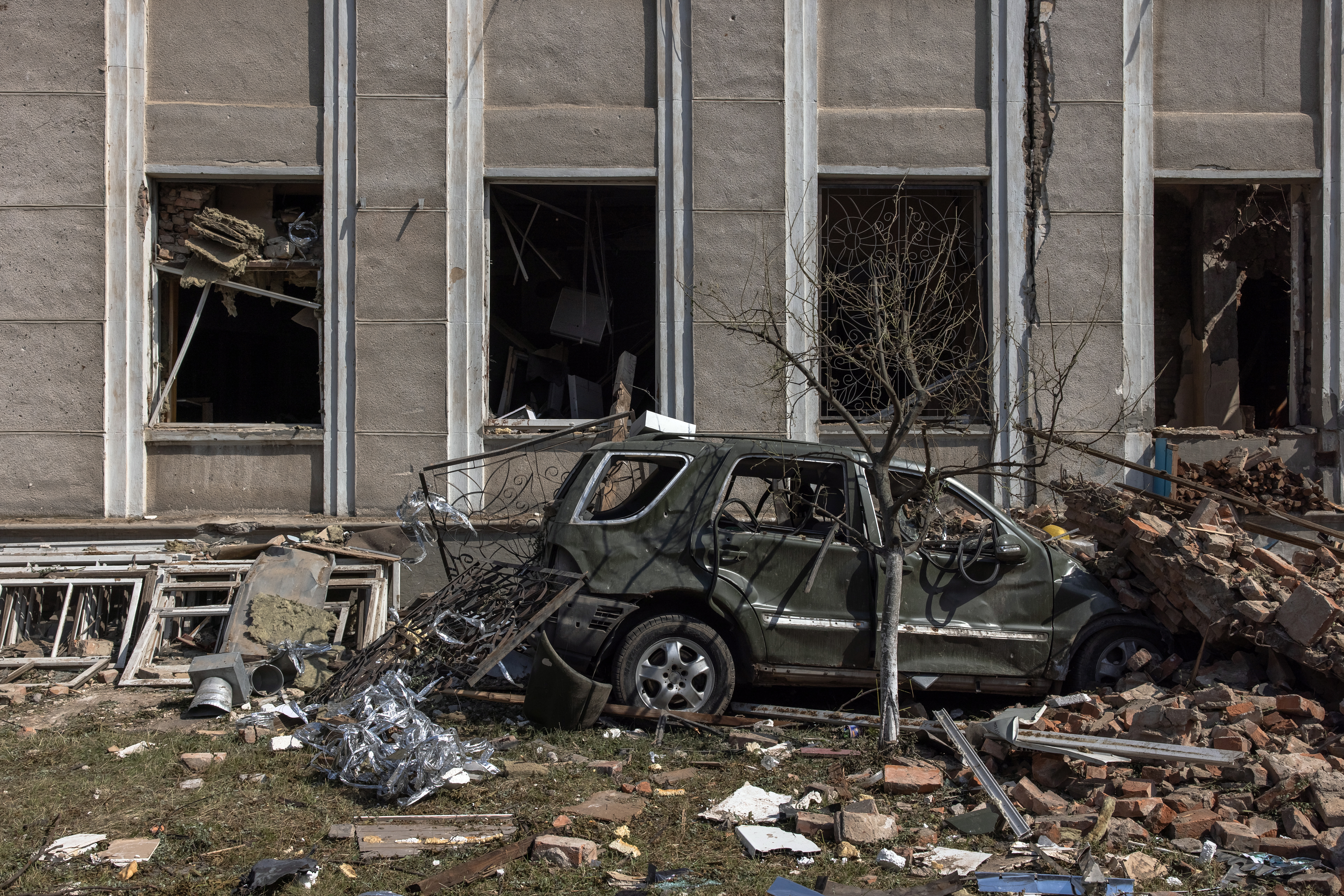 Vinnytsia (Ukraine), 15/07/2022.- Debris in the street the day after a Russian missile strike in downtown Vinnytsia, Ukraine, 15 July 2022. At least 23 people were killed and over 70 were injured on 14 July following a missile strike on Vinnytsia, the State Emergency Service of Ukraine confirmed. As of 15 July, 18 people were still missing. (Rusia, Ucrania) EFE/EPA/ROMAN PILIPEY