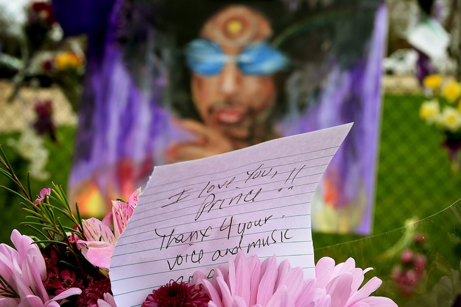 «No hay motivo» para pensar que Prince se suicidó