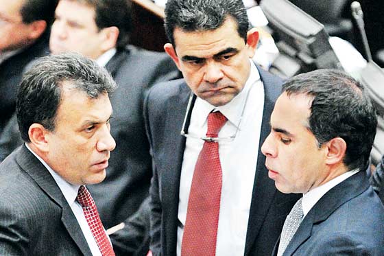 Roy Barreras sí pidió puestos al presidente Santos: Armando Benedetti