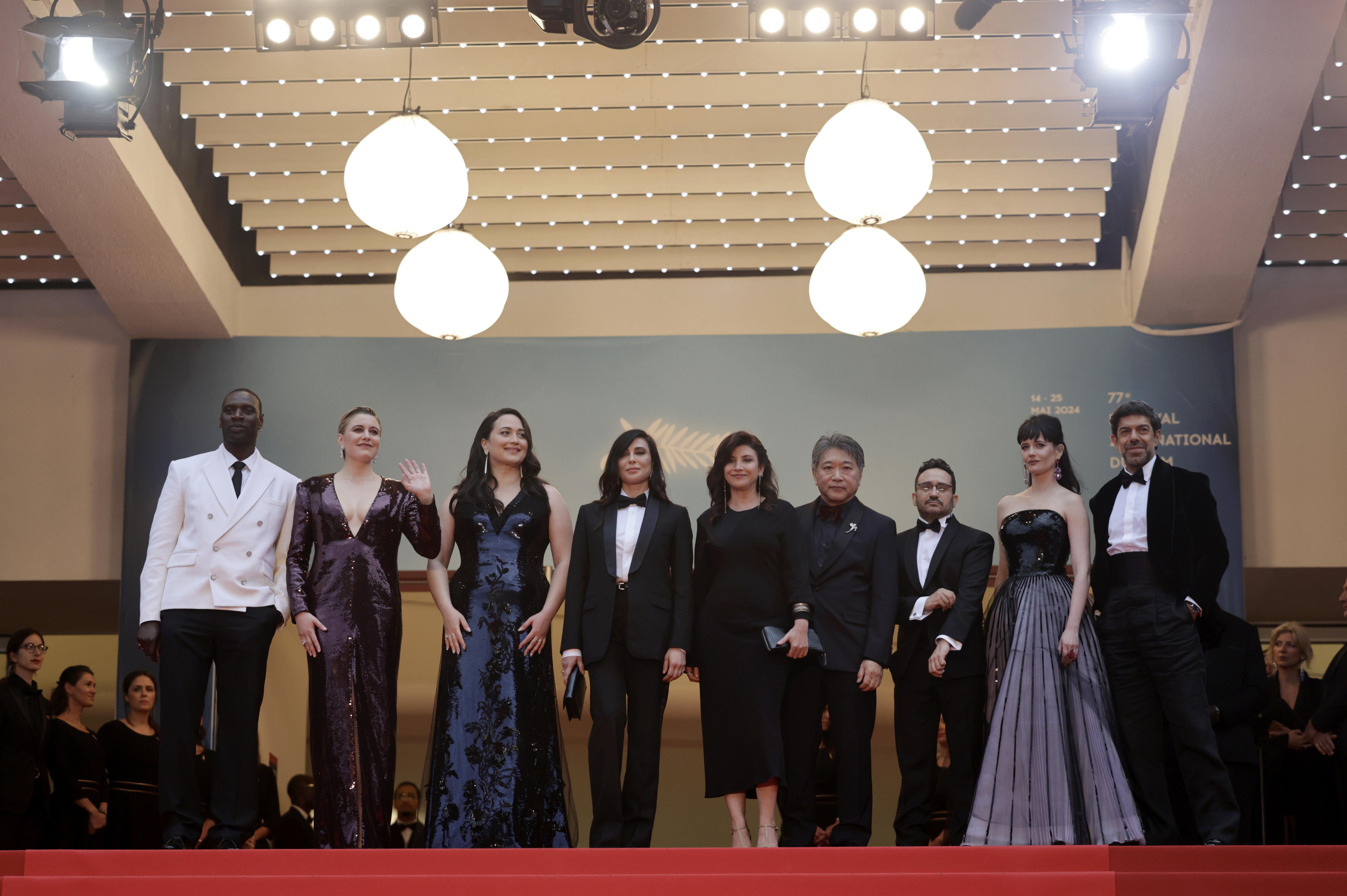 Cannes (France), 14/05/2024.- (L-R) Jury member Omar Sy, Jury President Greta Gerwig, Jury members Lily Gladstone, Nadine Labaki, Hirokazu Kore-eda, Ebru Ceylan, Juan Antonio Bayona, Eva Green, and Pierfrancesco Favino attend the 'Le Deuxieme Acte' (The Second Act) screening and opening ceremony of the 77th annual Cannes Film Festival, in Cannes, France, 14 May 2024. The film festival runs from 14 to 25 May 2024. (Cine, Francia) EFE/EPA/GUILLAUME HORCAJUELO