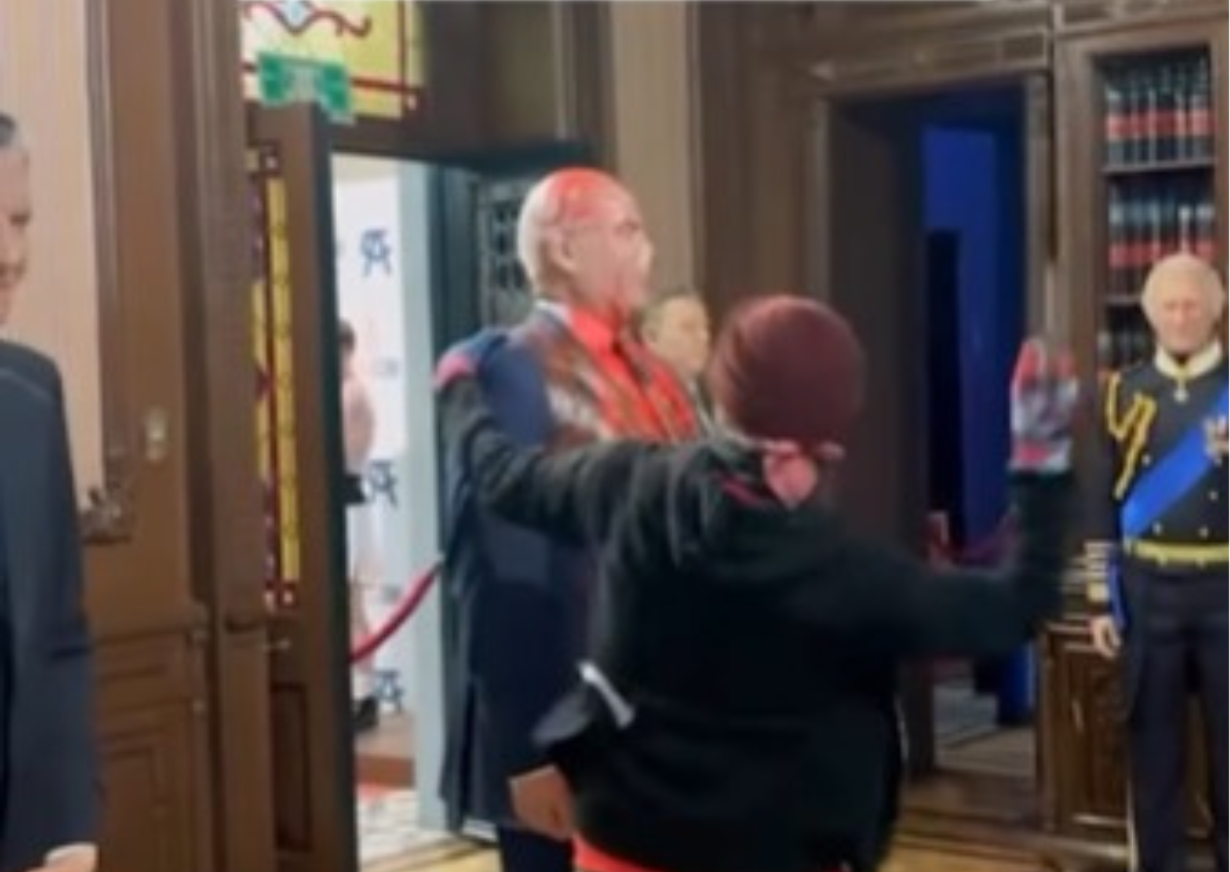 Activista destruye estatua de Benjamín Netanyahu en Museo de Cera de México