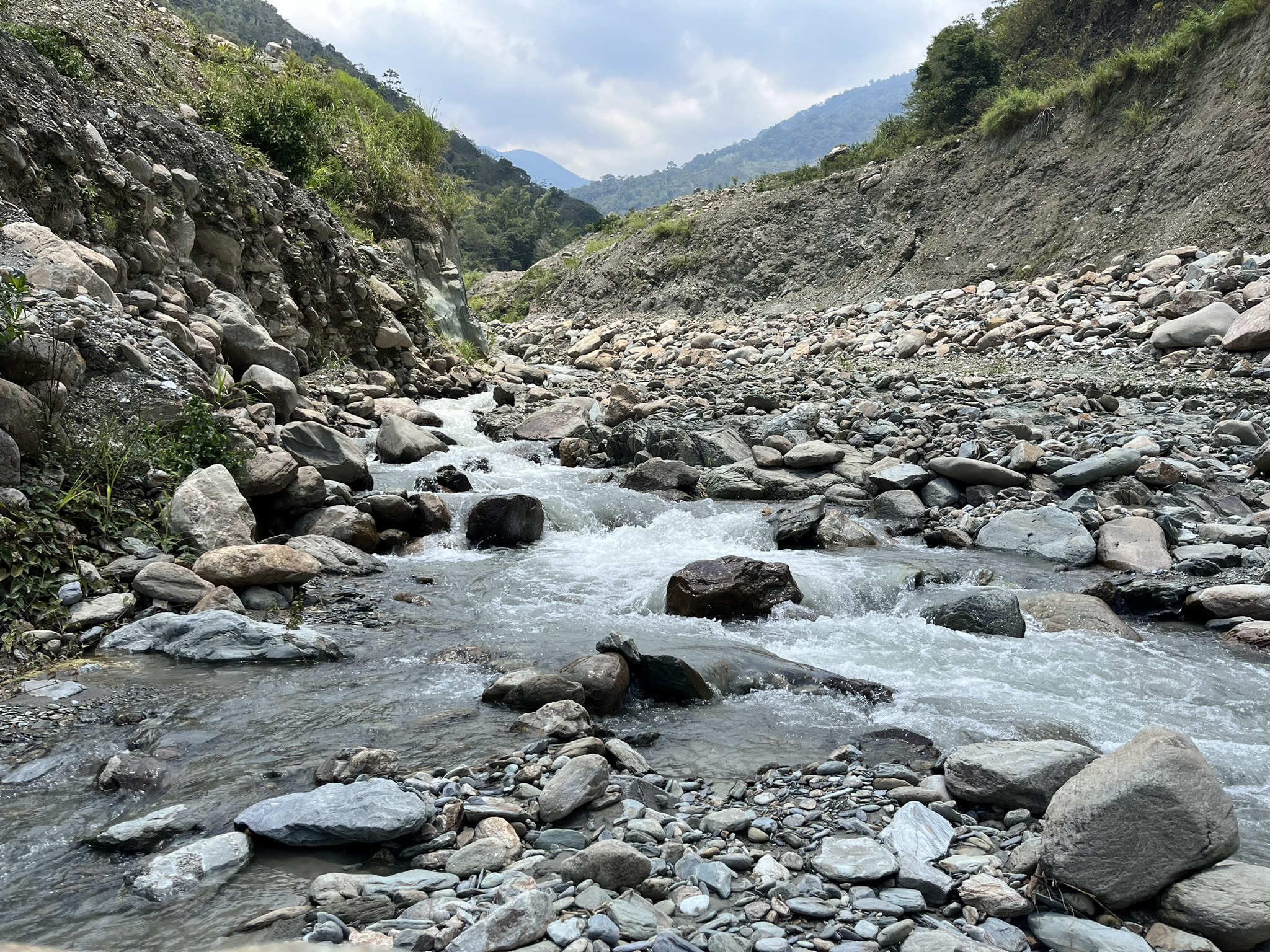 La quebrada Naranjal tiene un cauce muy reducido durante la temporada de verano, pero aumenta considerablemente con las lluvias.