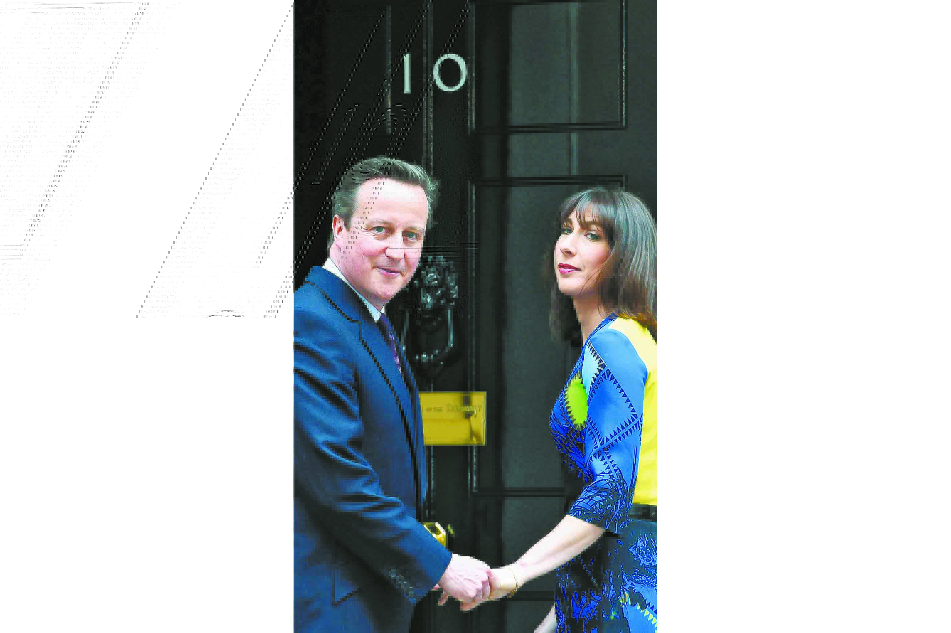 David Cameron y su esposa ingresan a la residencia oficial. /AFP