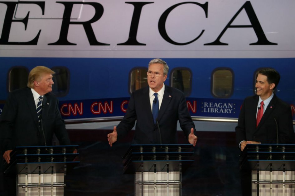 Los candidatos presidenciales del Partido Republicano Donald Trump (izquierda), Jeb Bush (centro) y el gobernador de Wisconsin, Scott Walker (derecha) quienes participaron en un debate el pasado miércoles en la Biblioteca Reagan. /AFP