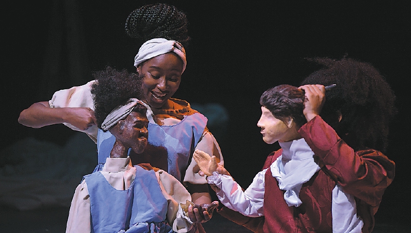 Los personajes infantiles de la obra “Shaila” son interpretados a través de marionetas.
