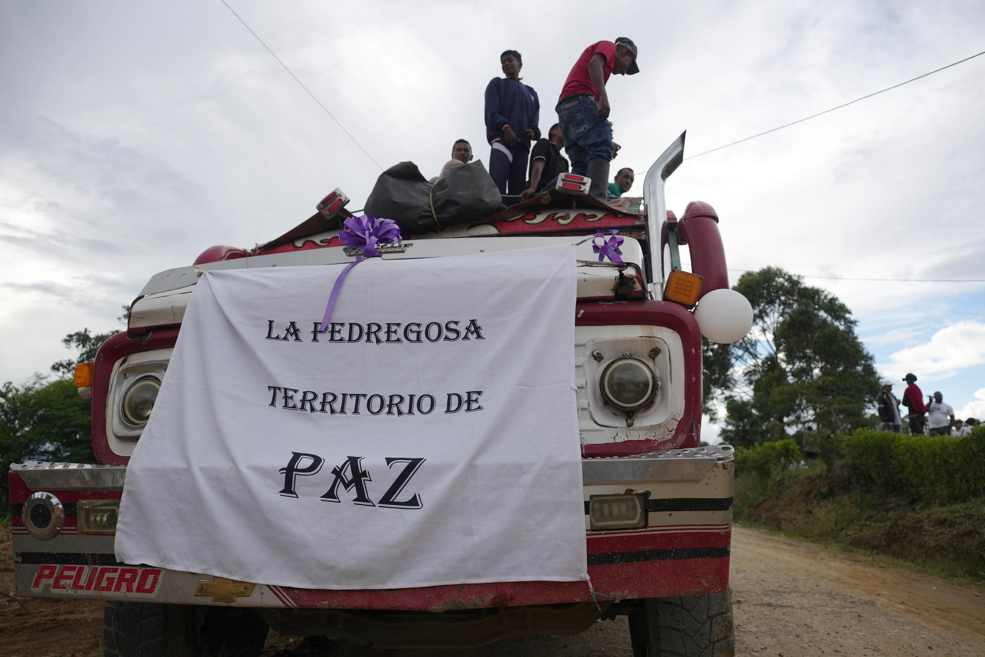 AME7099. CAJIBÍO (COLOMBIA), 27/04/2026.- Personas participan este lunes, en una caravana que transporta cuerpos de víctimas mortales de la explosión de un cilindro bomba, en el Corregimiento de La Pedregosa de Cajibío (Colombia). El sonido de las motocicletas avanzando en caravana y el aplauso de los vecinos al borde del camino acompañaron los primeros actos fúnebres de las víctimas del atentado el sábado en la Vía Panamericana, suroeste de Colombia, donde comunidades comenzaron a despedir los muertos en la explosión producto de un ataque de presuntos disidentes de las FARC. EFE/ Ernesto Guzmán Jr.
