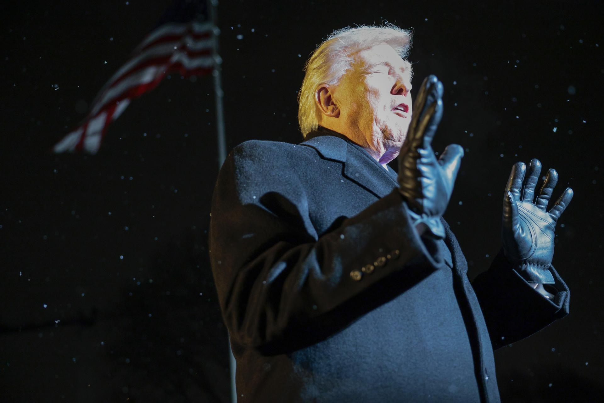 Trump culpa a su equipo de video racista contra los Obama y se niega a disculparse