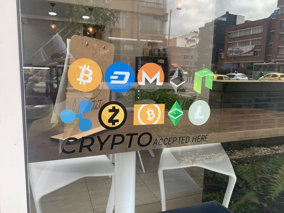 En la capital anuncios como estos identifican a los comercios que reciben criptomonedas como medios de pago.Diego OjedaDatos de la página de capitalización de mercado de criptomonedas, Coinmarketcap, dan cuenta de que la cotización más alta del Bitcoin fue el 17 de diciembre de 2017, cuando llegó a los US$20.000 (casi $68 millones). No obstante —y aquí el porqué la Superfinanciera la considera volátil—, se han registrado días en los que su precio cae drásticamente, como el 05 de julio de 2013, cuando tocó su punto más bajo: US$65,5 ($222.000).