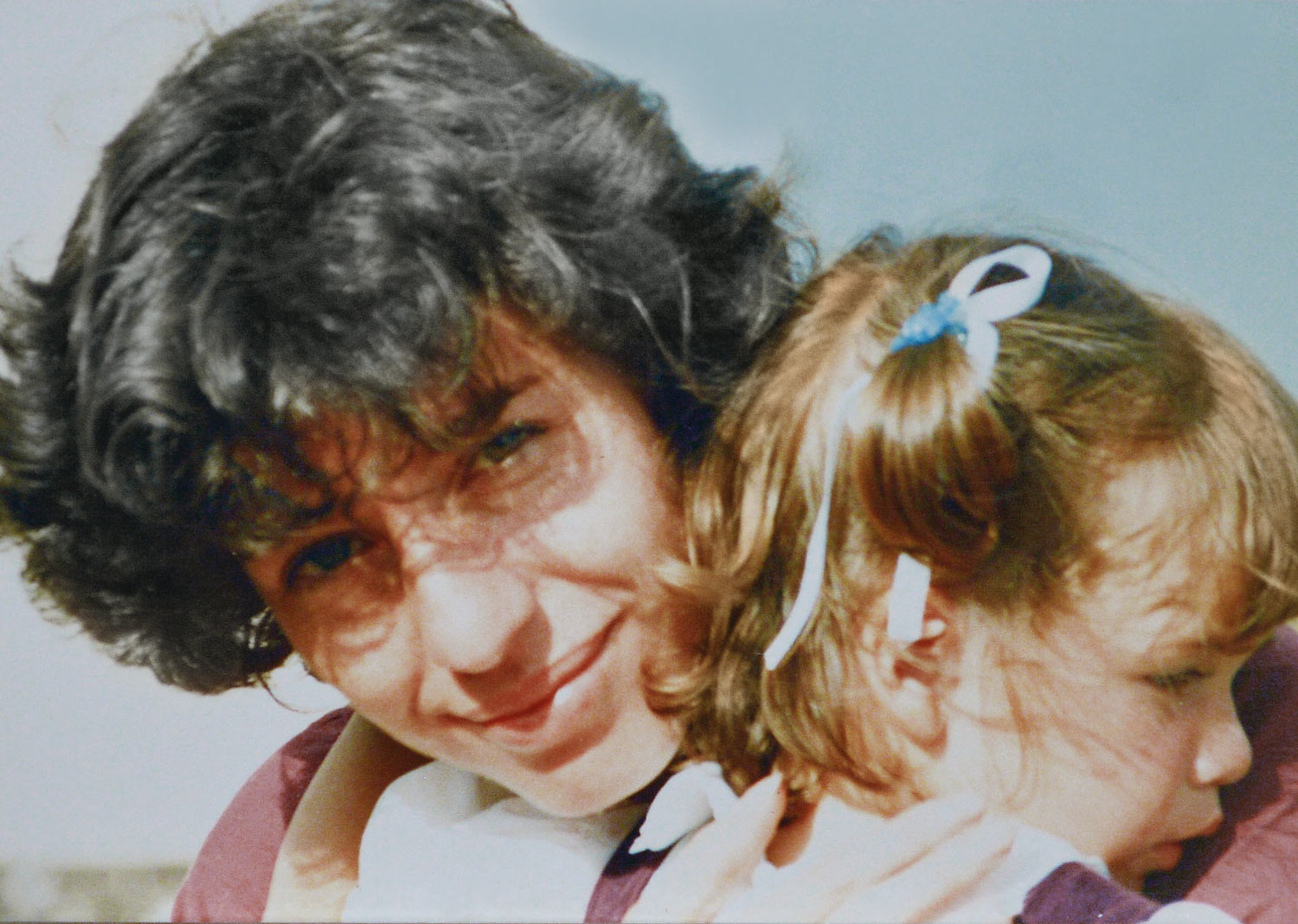 A mi papá lo conquisté fácil. Cuando fue a FANA para conocer a la niña de la que tanto hablaba su esposa, le sonreí de tal manera que no tuvo cómo negarse a los deseos de mi mamá. Detrás de su aparente seriedad estaba un hombre sensible, consentidor y amoroso. Fue el encargado de corregir tareas, de desenredarme el pelo para ir al colegio, de coger el dobladillo de mi uniforme y de llevarme todas las mañanas al jardín (en dirección opuesta a su oficina) para asegurarse de que llegara feliz a clase.
