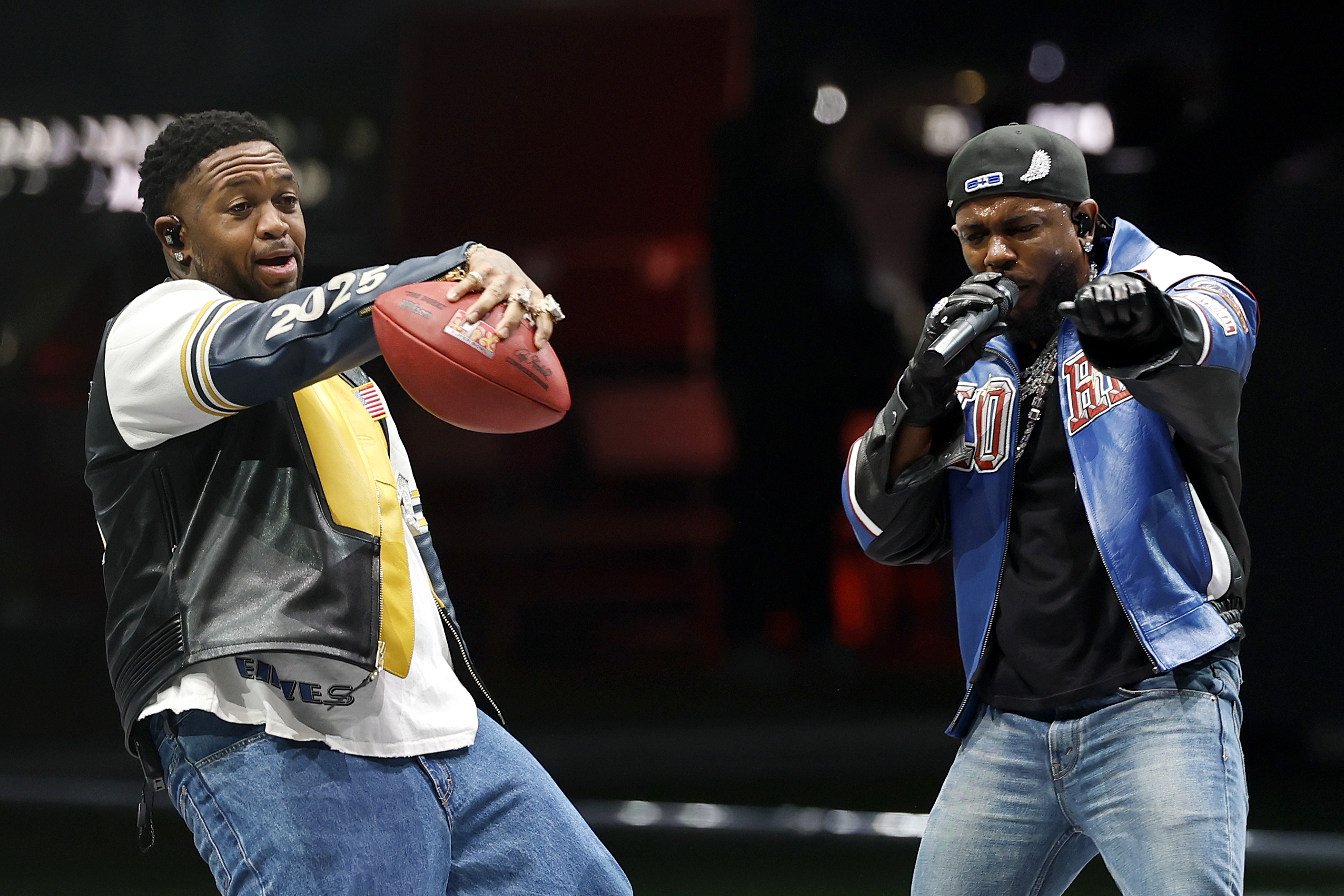 -FOTODELDIA- NUEVA ORLEANS (ESTADOS UNIDOS), 10/02/2025.- El cantante Kendrick Lamar (d) durante su actuación en el descanso de la Super Bowl entre los Kansas City Chiefs y los Philadelphia Eagles disputada en el estadio Caesars Superdome de Nueva Orleans, Louisiana, Estados Unidos. EFE/ Erik S. Lesser