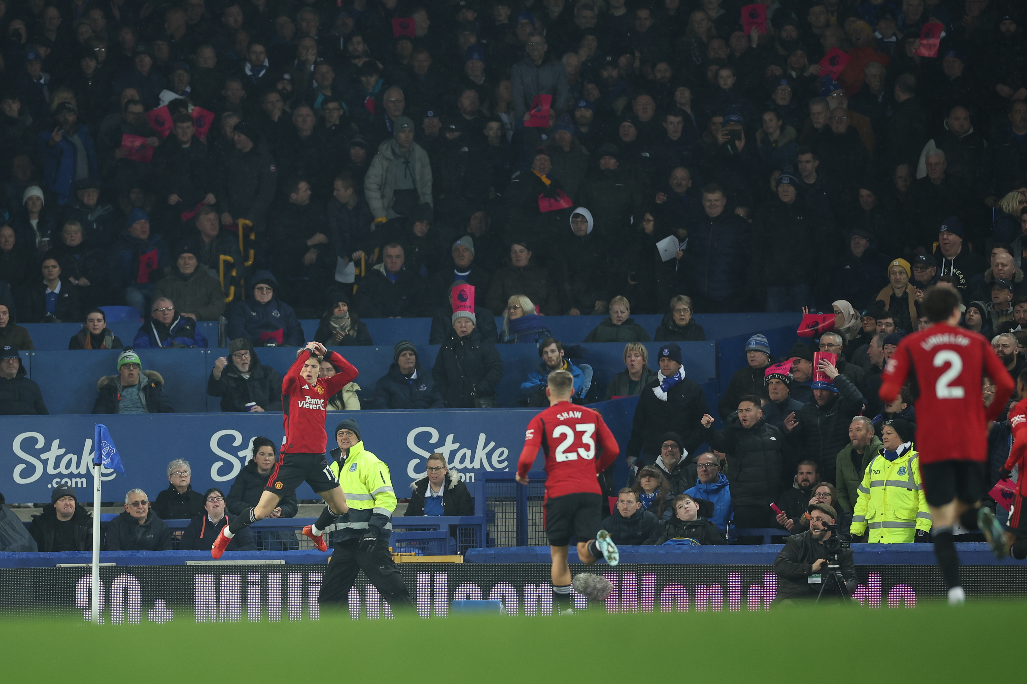 Liverpool (United Kingdom), 26/11/2023.- Manchester United's Alejandro Garnacho (L) celebrates after scoring the 0-1 opening goal goal during the English Premier League soccer match between Everton FC and Manchester United, in Liverpool, Britain, 26 November 2023. (Reino Unido) EFE/EPA/ADAM VAUGHAN EDITORIAL USE ONLY. No use with unauthorized audio, video, data, fixture lists, club/league logos, 'live' services or NFTs. Online in-match use limited to 120 images, no video emulation. No use in betting, games or single club/league/player publications.