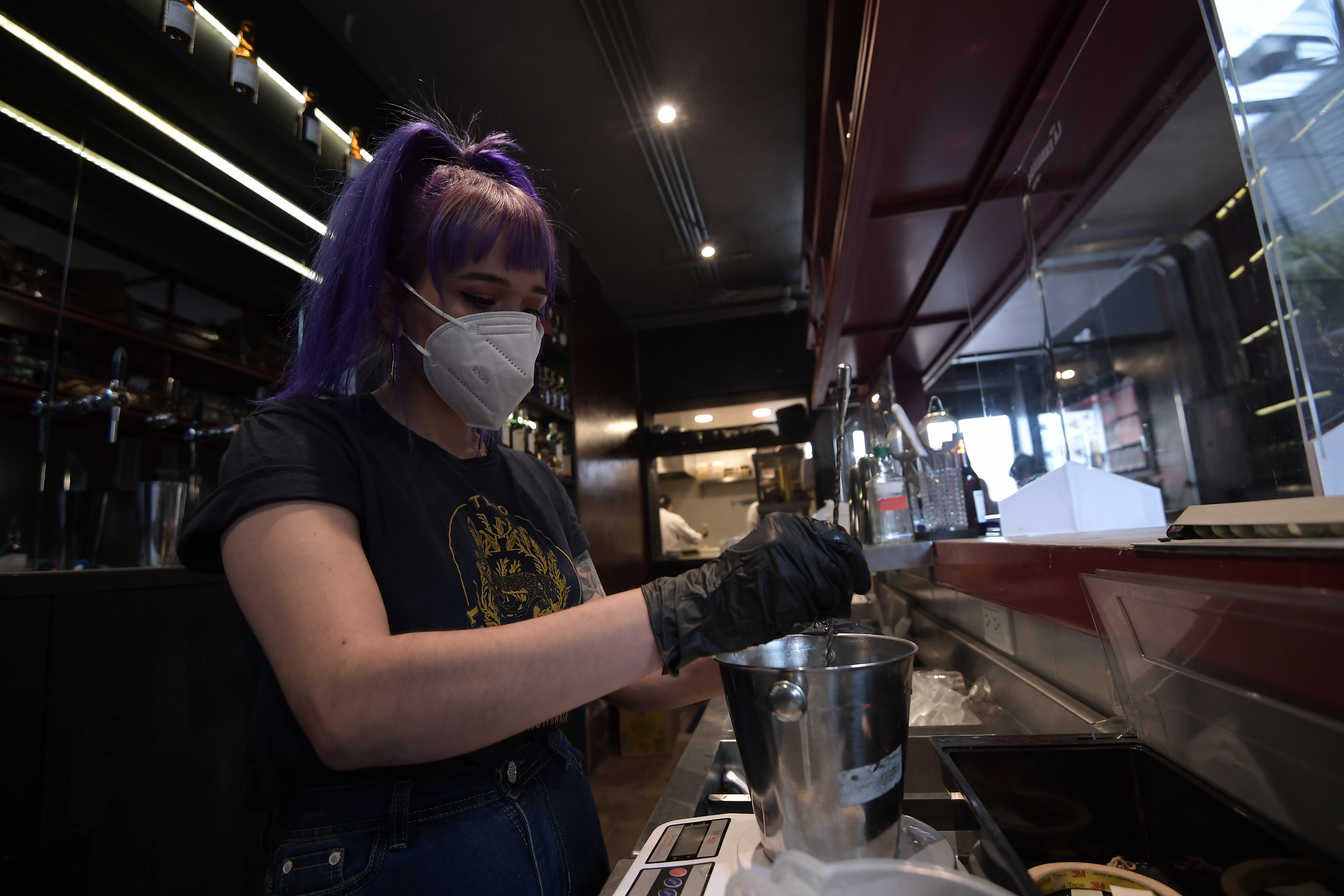 A trabajadores de cines, bares y restaurantes se les exigirá carné de vacunación