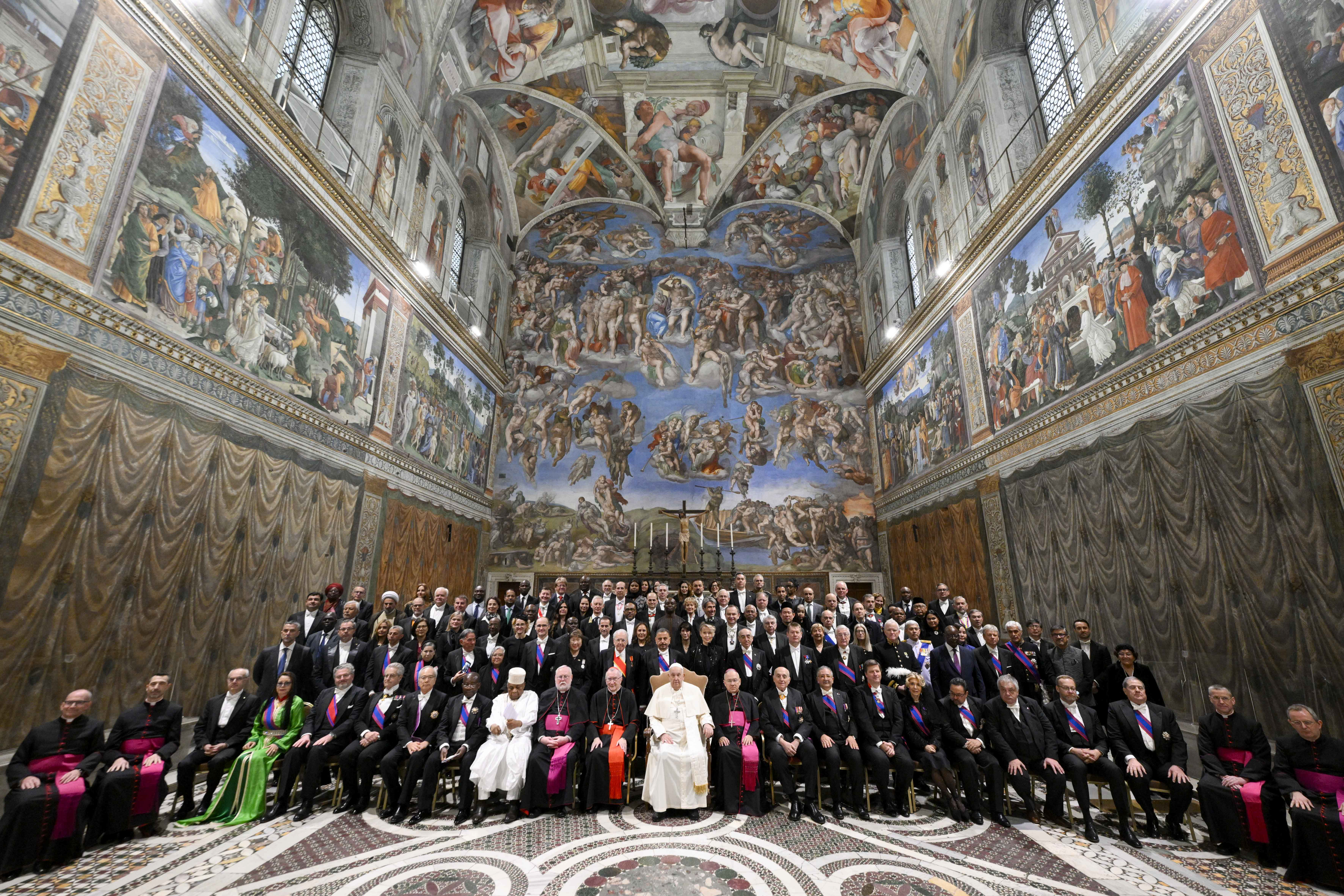 Homosexuales pueden ser sacerdotes, con condiciones, dice Conferencia Episcopal