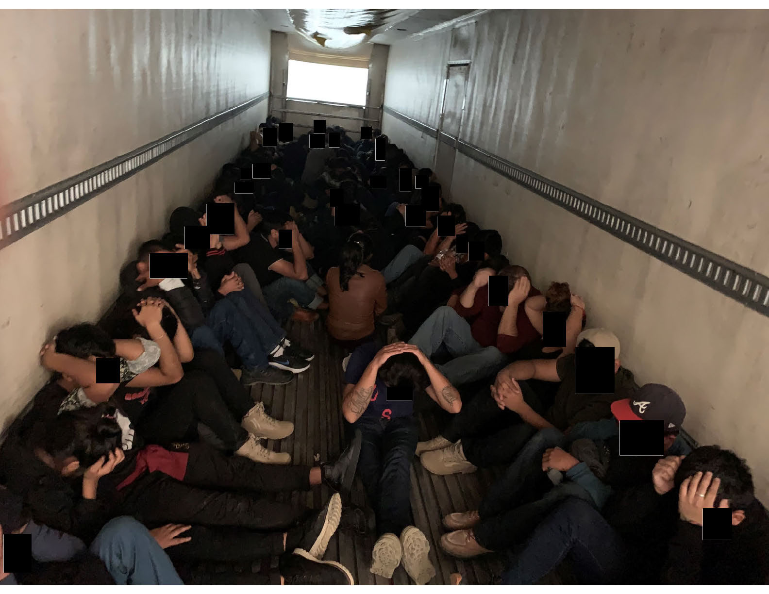 Desmantelan red que traficaba migrantes en maletas y cajas por frontera con México