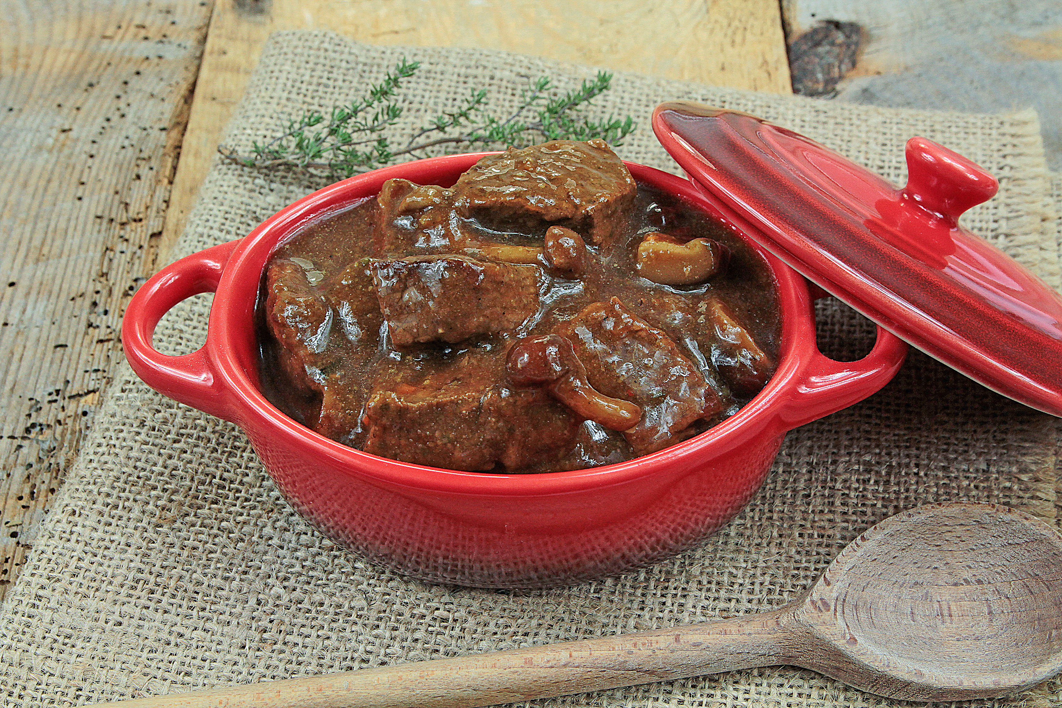 Carne con tomate y cebolla, la receta para llenar de sabor tu día
