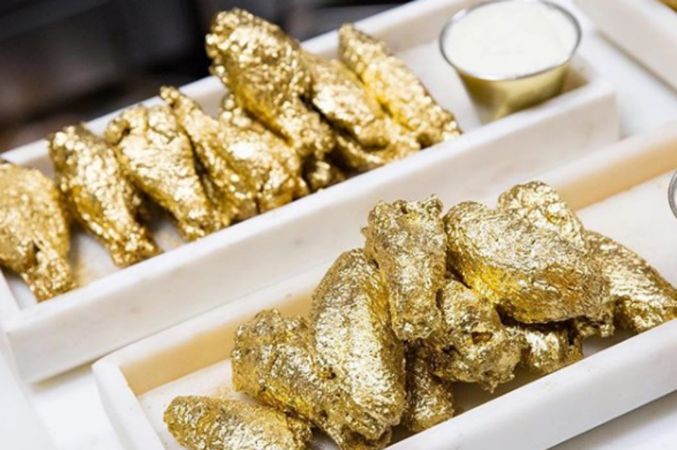 Un restaurante en Estados Unidos ofrece alitas bañadas en oro