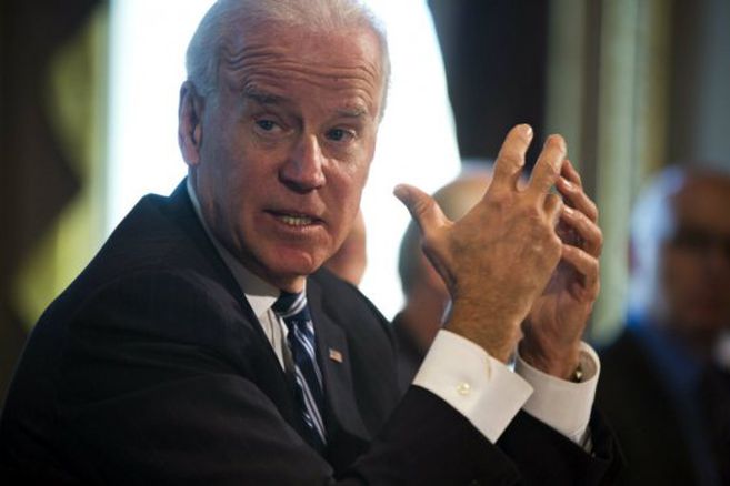 Biden exige billones de dólares en ayudas tras caída de nóminas