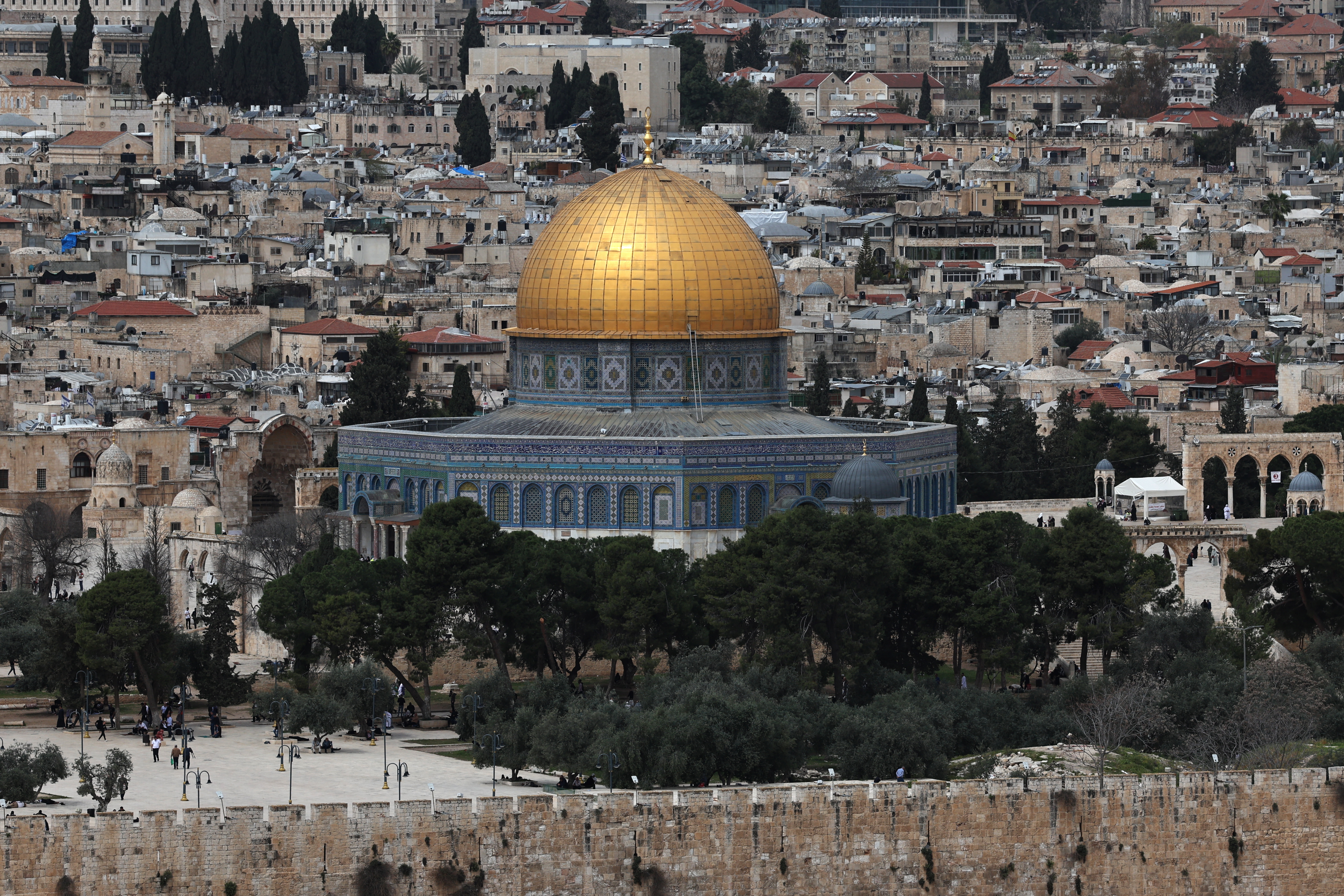 Jerusalem (-), 28/03/2025.- A view of the Dome of the Rock at Al-Aqsa Mosque compound, during the last Friday of the holy month of Ramadan, in Jerusalem's Old City, 28 March 2025. Muslims around the world celebrate the holy month of Ramadan by praying during the night time and abstaining from eating, drinking, and sexual acts during the period between sunrise and sunset. Ramadan is the ninth month in the Islamic calendar, and it is believed that the revelation of the first verse in the Quran was during its last 10 nights (Jerusalén) EFE/EPA/ATEF SAFADI