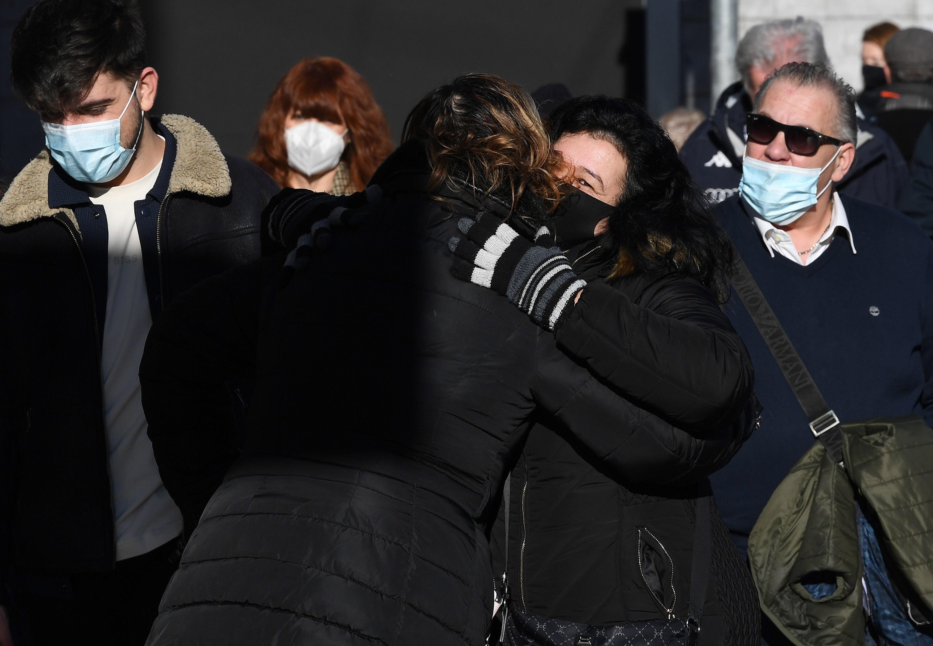 Así funcionan las salas de abrazos para adultos mayores en Italia