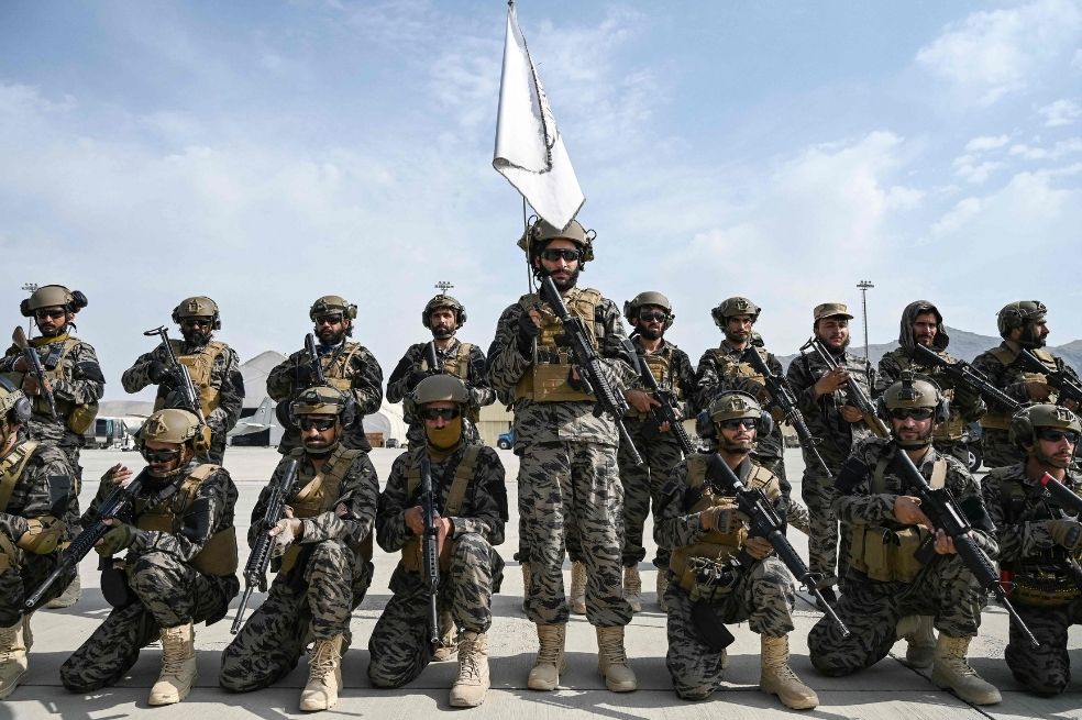 Los talibanes desfilan triunfales en Kabul tras la retirada de EE. UU.