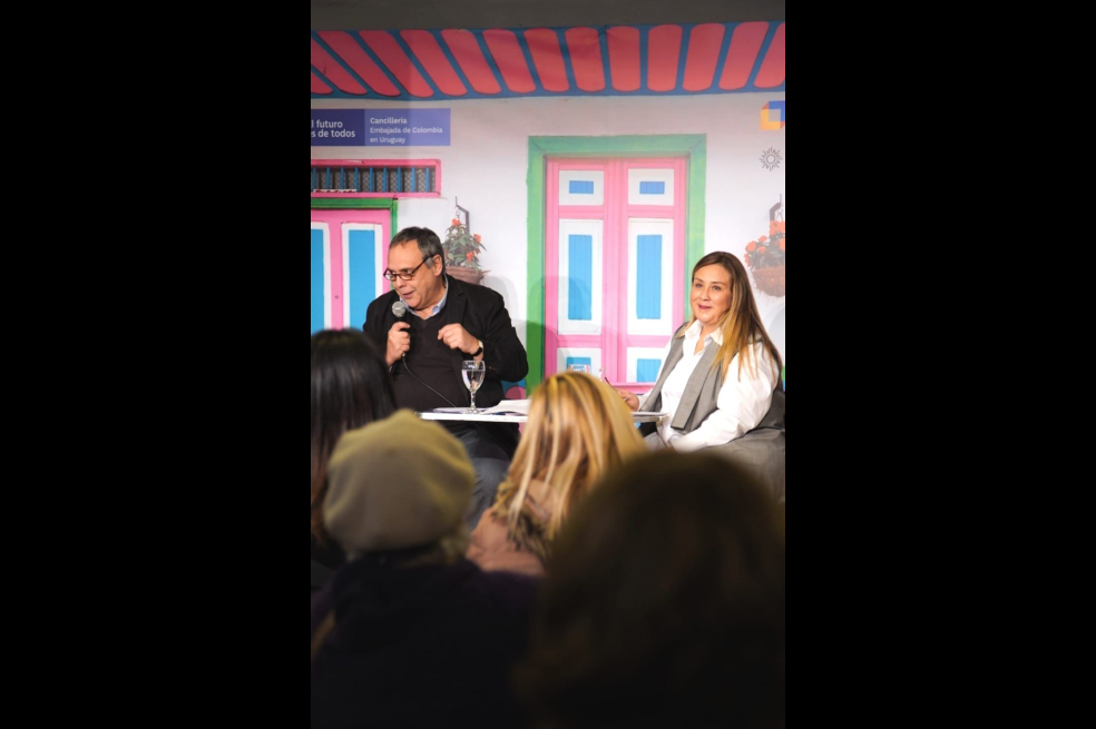 Los poetas María Elena Jarramillo, de Colombia, y el uruguayo Rafael Courtoisie.