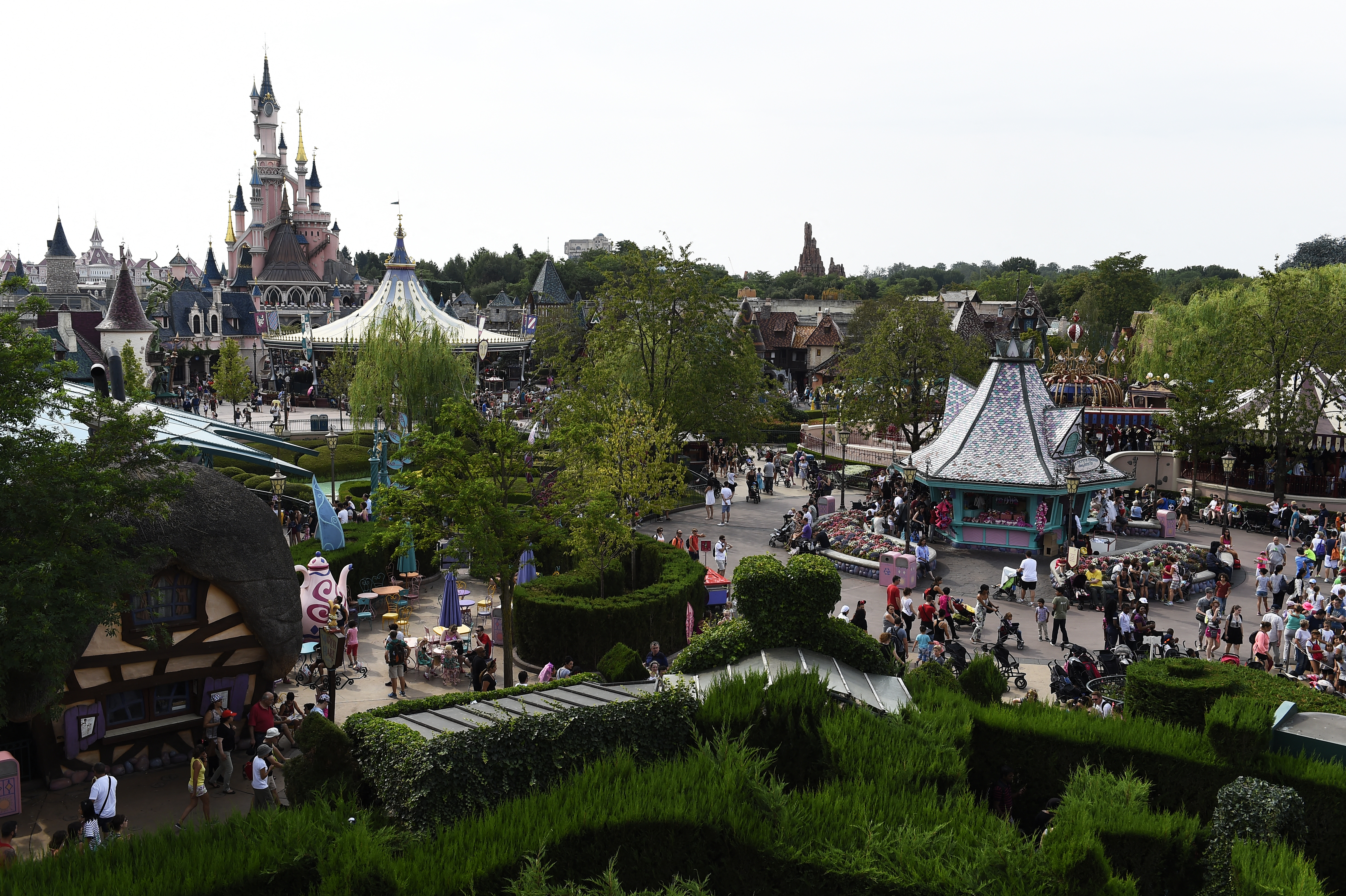 Sindicatos franceses se tomaron el castillo de Disney en París, ¿qué quieren?