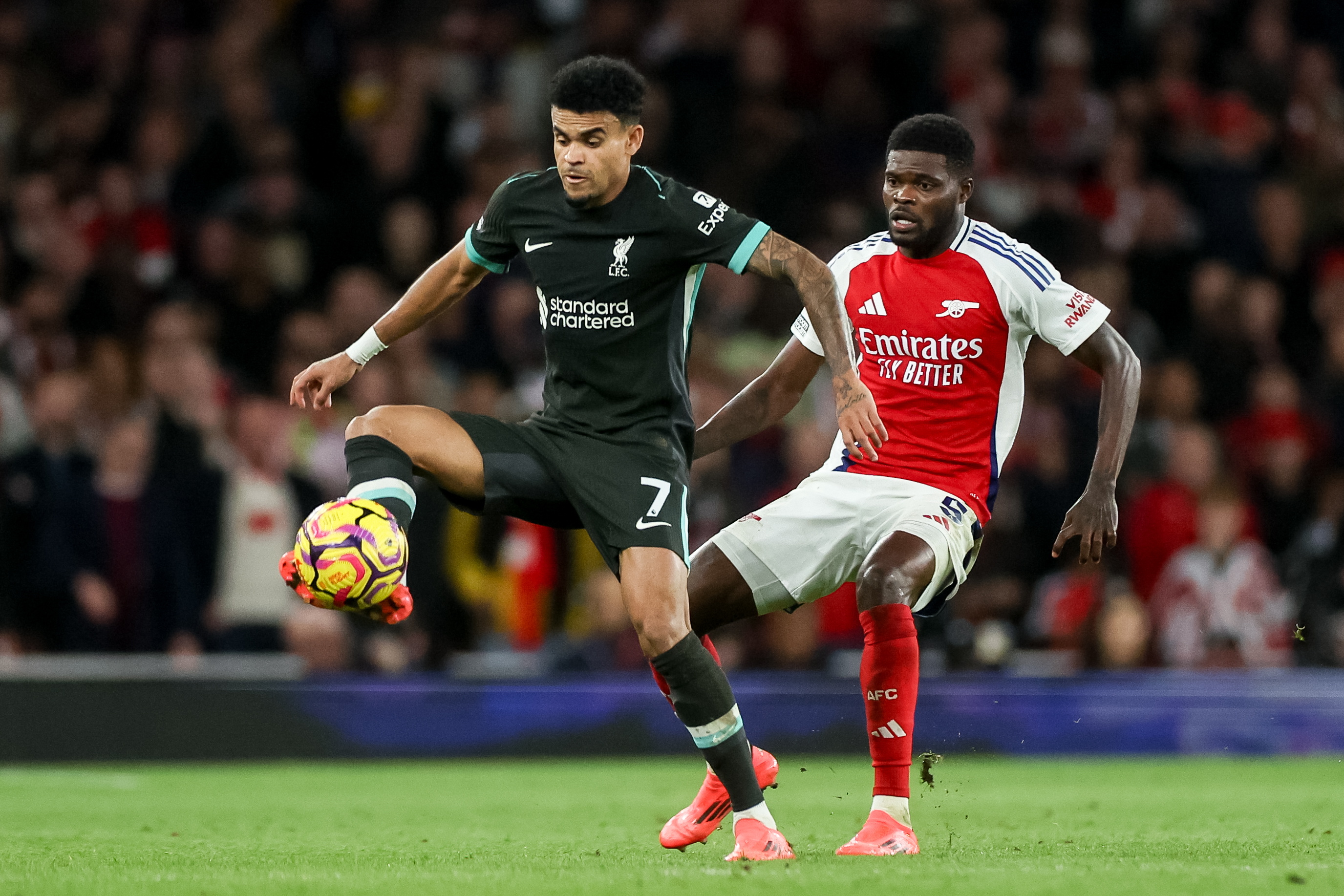London (United Kingdom), 27/10/2024.- Thomas Partey of Arsenal (R) and Luis Diaz of Liverpool (L) in action during the English Premier League soccer match between Arsenal FC and Liverpool FC, in London, Britain, 27 October 2024. (Reino Unido, Londres) EFE/EPA/NEIL HALL EDITORIAL USE ONLY. No use with unauthorized audio, video, data, fixture lists, club/league logos, 'live' services or NFTs. Online in-match use limited to 120 images, no video emulation. No use in betting, games or single club/league/player publications.