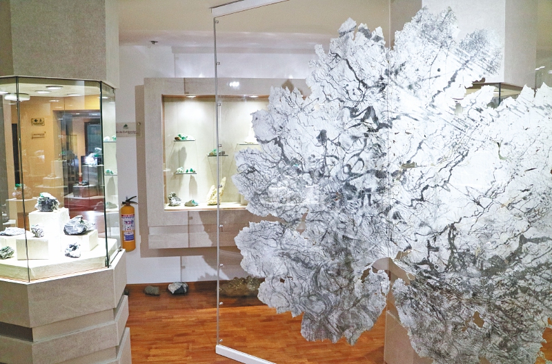 Escenografía de la obra donde están las hojas expuestas en fractales gigantes. / Cortesía Patricia Sáenz