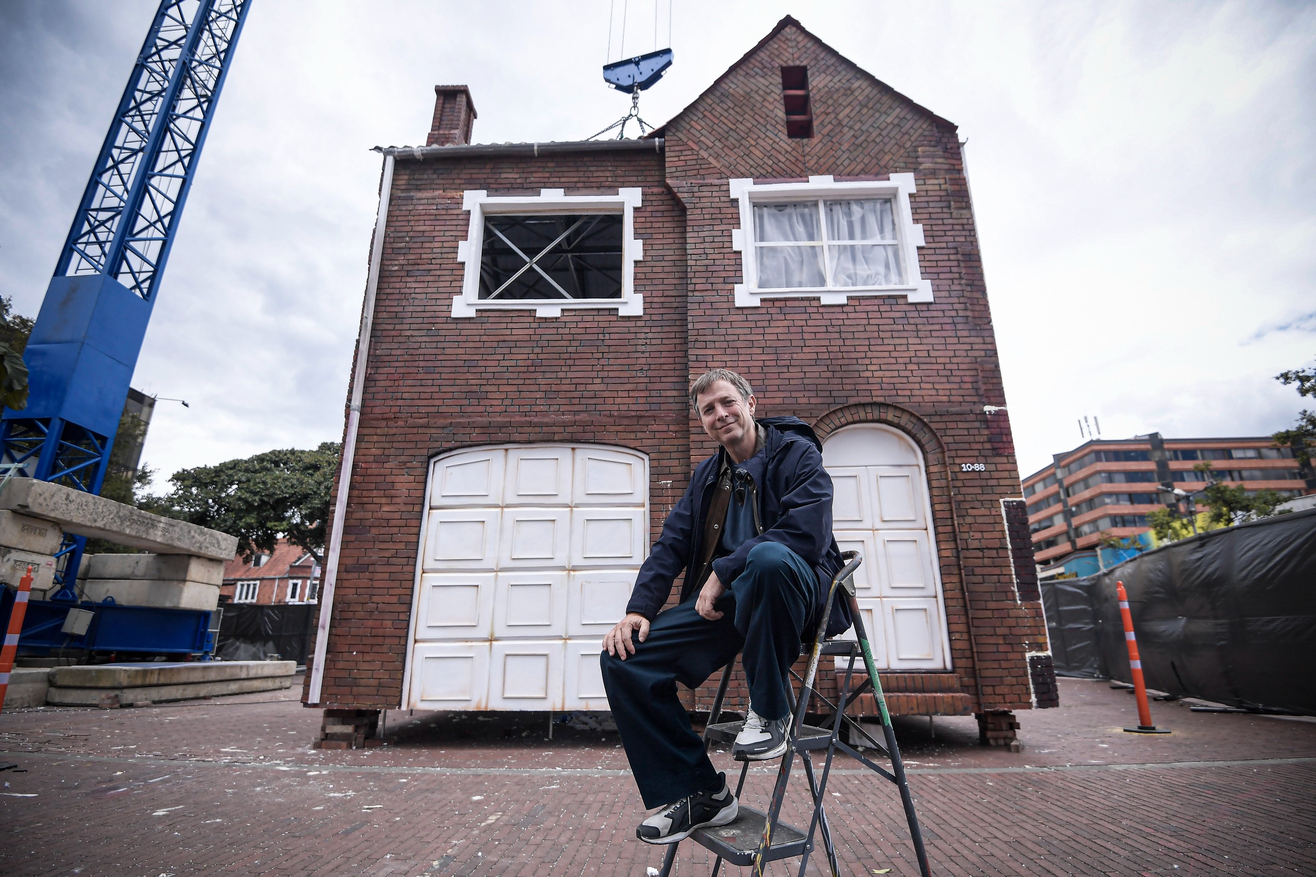Leandro Erlich explicó que esta versión de “Arrancada de raíz” está inspirada en las casas “inglesas” comunes en barrios como Chapinero y Quinta Camacho.