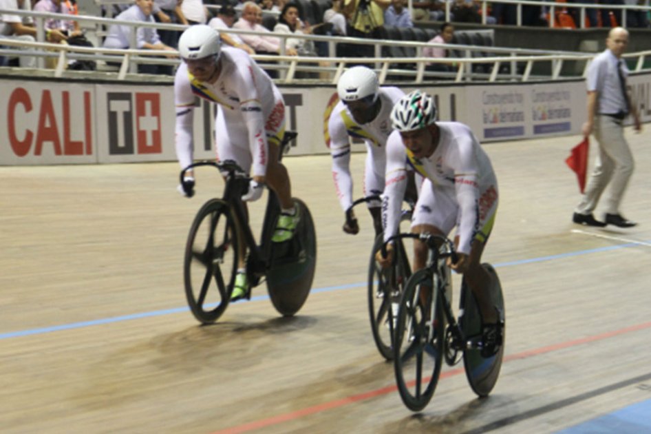 seleccionado nacional de ciclismo en el primer día de competencias en el Mundial de Pista. Foto: Federación Colombiana de Ciclismo