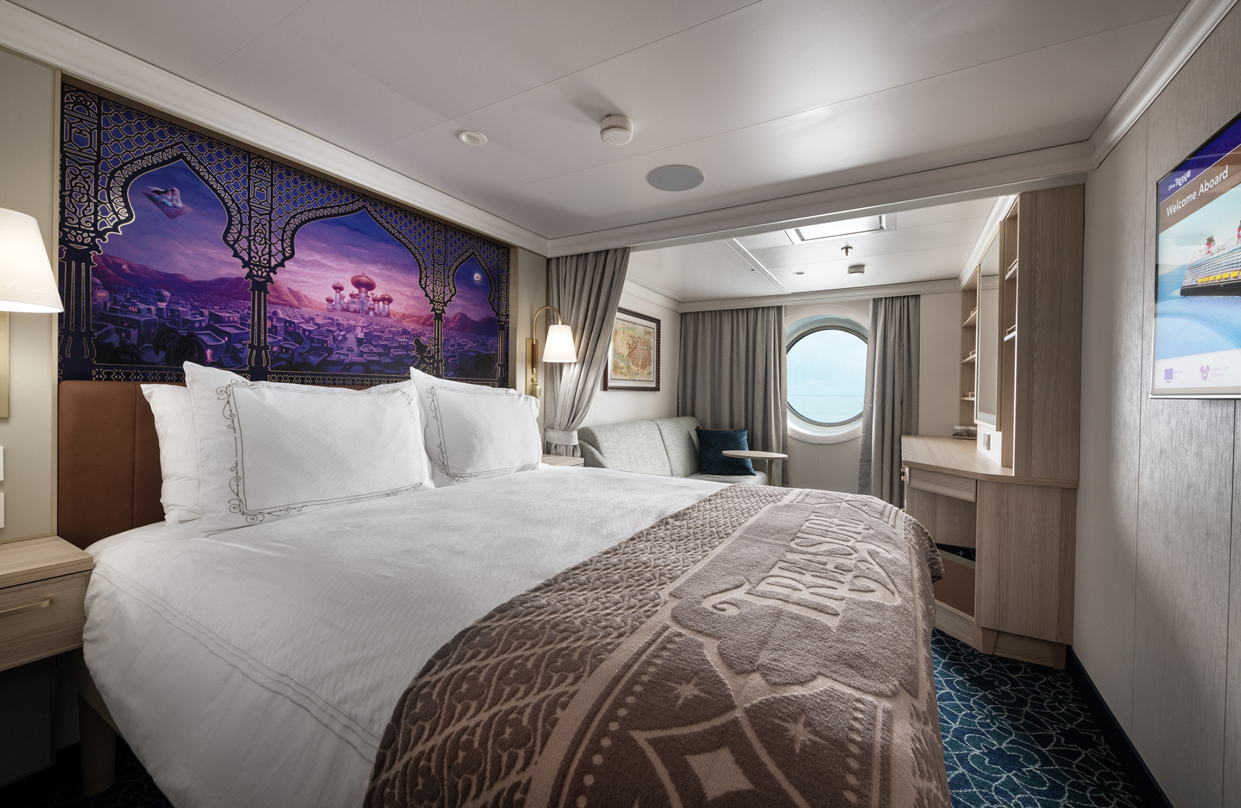 A bordo del barco más nuevo de Disney Cruise Line, el Disney Treasure, los huéspedes contemplarán el mar en un camarote decorado con obras de arte y toques que celebran los elementos icónicos de las películas de Disney. Con una cama tamaño queen, una cama abatible, una sala de estar con sofá convertible, una gran ventana tipo ojo de buey, baños divididos y comodidades de primer nivel, es el lugar perfecto para recargar energías.