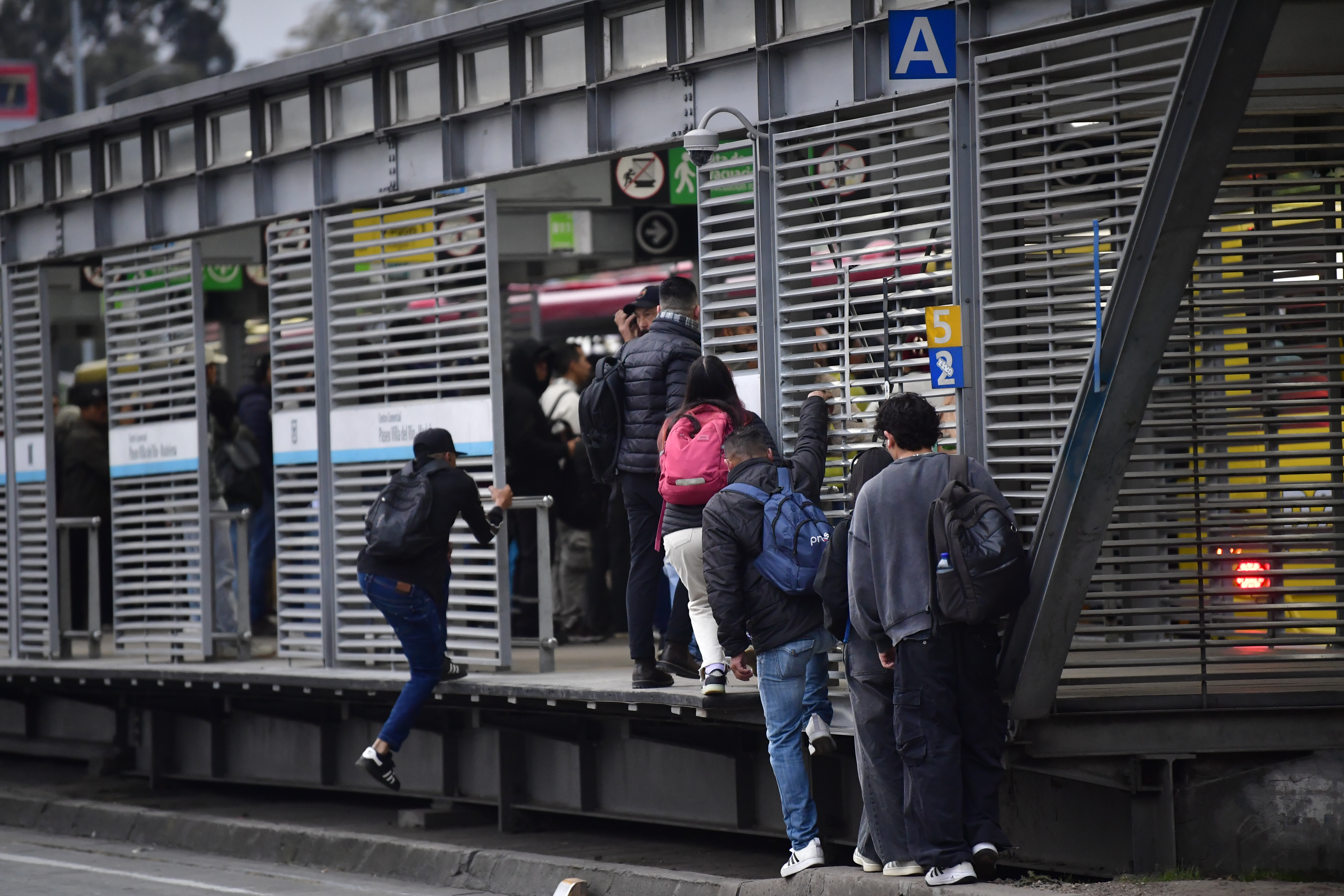 Control, colados y violencia: la tensión que desborda a Transmilenio