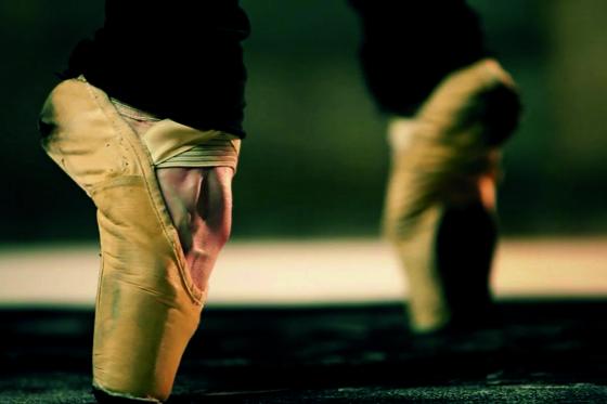 ‘Signapura’ cuando los pies de los bailarines se vuelven pinceles