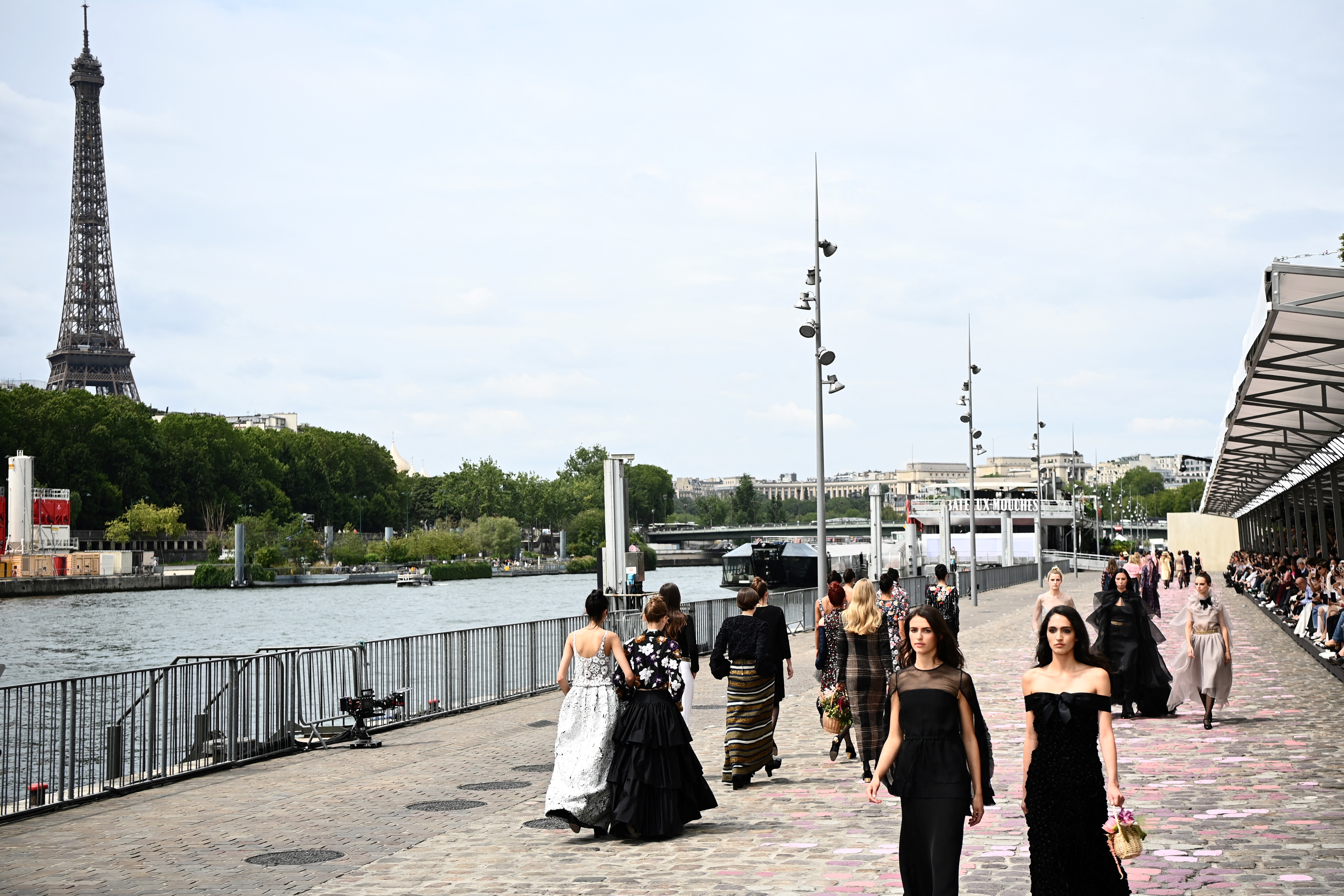 Chanel presentó su desfile de alta costura al borde del río Sena