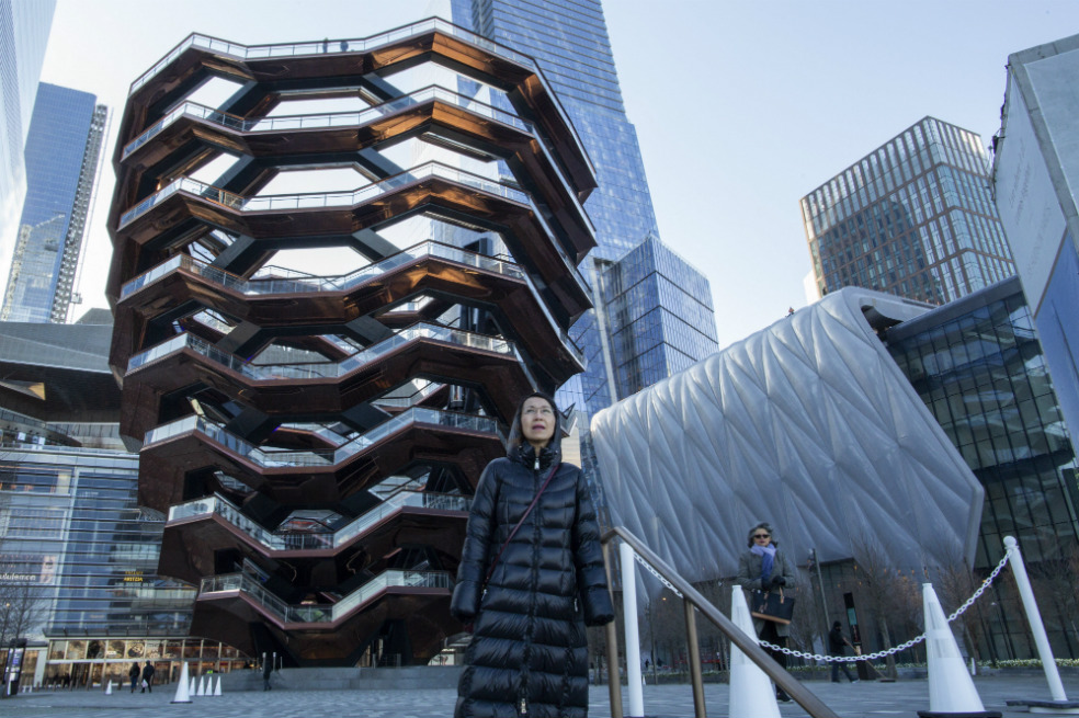 Como explicó en el evento la arquitecta principal de "The Shed" o el cobertizo, Elizabeth Diller, esta pieza está situada sobre seis ejes con un total de ocho ruedas ferroviarias de casi dos metros de diámetro que permiten que la estructura se mueva hacia delante para multiplicar por dos el espacio diáfano destinado a los mayores eventos, denominado "The McCourt"."El edificio tenía que ser muy flexible, hasta el punto de que se pudiera cambiar su tamaño bajo demanda", apuntó Diller, quienseñaló que se comenzó a trabajar en el diseño de "The Shed" hace más de una décadapara crear una infraestructura "ágil e inteligente".Una vez desplegado, "The McCourt", en honor al empresario Frank McCourt que donó 45 millones de dólares para el proyecto, suma 1.600 metros cuadrados de un espacio insonorizado y de temperatura regulable, y con una capacidad total de 1.250 personas sentadas o 2.000 de pie.La cubierta se mueve sobre raíles, un detalle con el que se rinde homenaje al lugar que ocupa en edificio, sobre una antigua zona de aparcamiento de trenes, que este año se ha transformado radicalmente para convertirse en unode los centros neurálgicos de Manhattan.La novedosa estructura, presume la institución, necesita sólo de doce motores que suman una potencia de 180 caballos -un Toyota Prius tiene un motor de 134 caballos-, y puede quedar completamente desplegada en cinco minutos."The Shed" es el último de los edificios que se han inaugurado que forman parte del colosal proyecto inmobiliario de Hudson Yards, descrito como el "nuevo barrio" de la zona oeste de Manhattan, formado por un centro comercial de 90.000 metros cuadrados, seis rascacielos, un colegioy varias hectáreas de zonas ajardinadas.Ahora, se le suma este centro cultural, que además del "McCourt", cuenta con dos pisos de galerías que suman más de 2.300 metros cuadrados, un teatro con 500 butacas que puede quedar dividido en dos, y amplios espacios abiertos de otros 1.300 metros cuadrados para acoger reuniones de artistas con el objetivo de impulsar la innovación.El viernes, "The Shed" arrancará su programa con una serie de cinco noches de conciertos, "Soundtrack of America", un evento ideado por el director de cine británico Steve McQueen, que celebra el impacto y la historia de la música afroamericana en EE.UU.Además, desde el sábado y hasta el 2 de junio, una actuación en vivo en combinación con una exposición rendirá homenaje a artistas de la talla de Steve Reich o Gerhard Richter, mientras que la islandesa Björk ofrecerá conciertos en los que fusionará música con efectos visuales desde el 6 de mayo al 1 de junio.También podrá verse sobre el escenario "Norma Jeane Baker of Troy", de la poeta canadiense Anne Carson, protagonizado por Reneé Fleming y Ben Whishaw.A estos eventos, y a los que ofrecerá en el futuro, tendrán acceso gran parte de los neoyorquinos, y no sólo los de gran poder adquisitivo como suele suceder en la ciudad de los rascacielos, con una porción de sus entradas que se podrán adquirir por 10 dólares, según la organización.